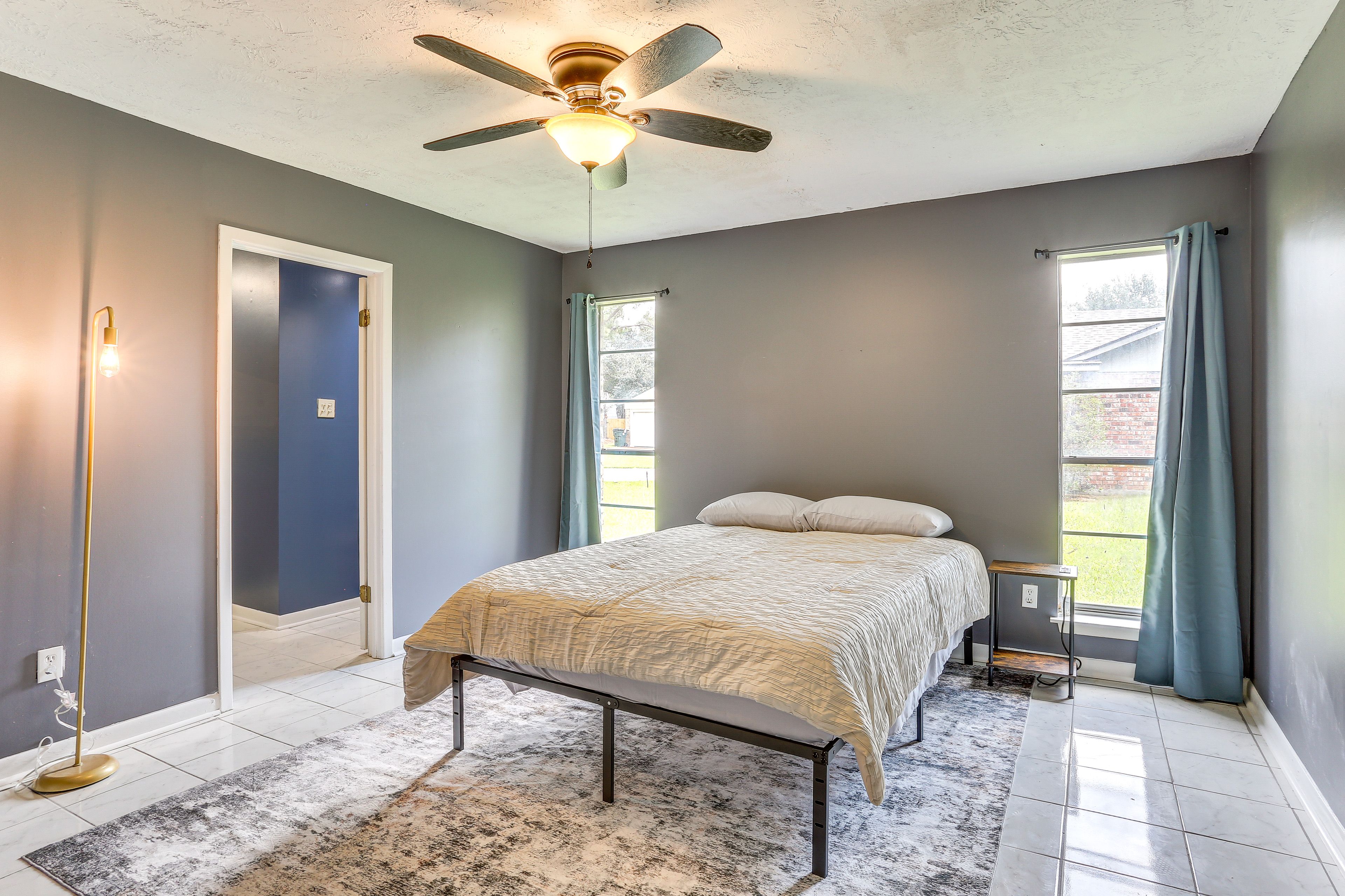 Bedroom 1 | Queen Bed
