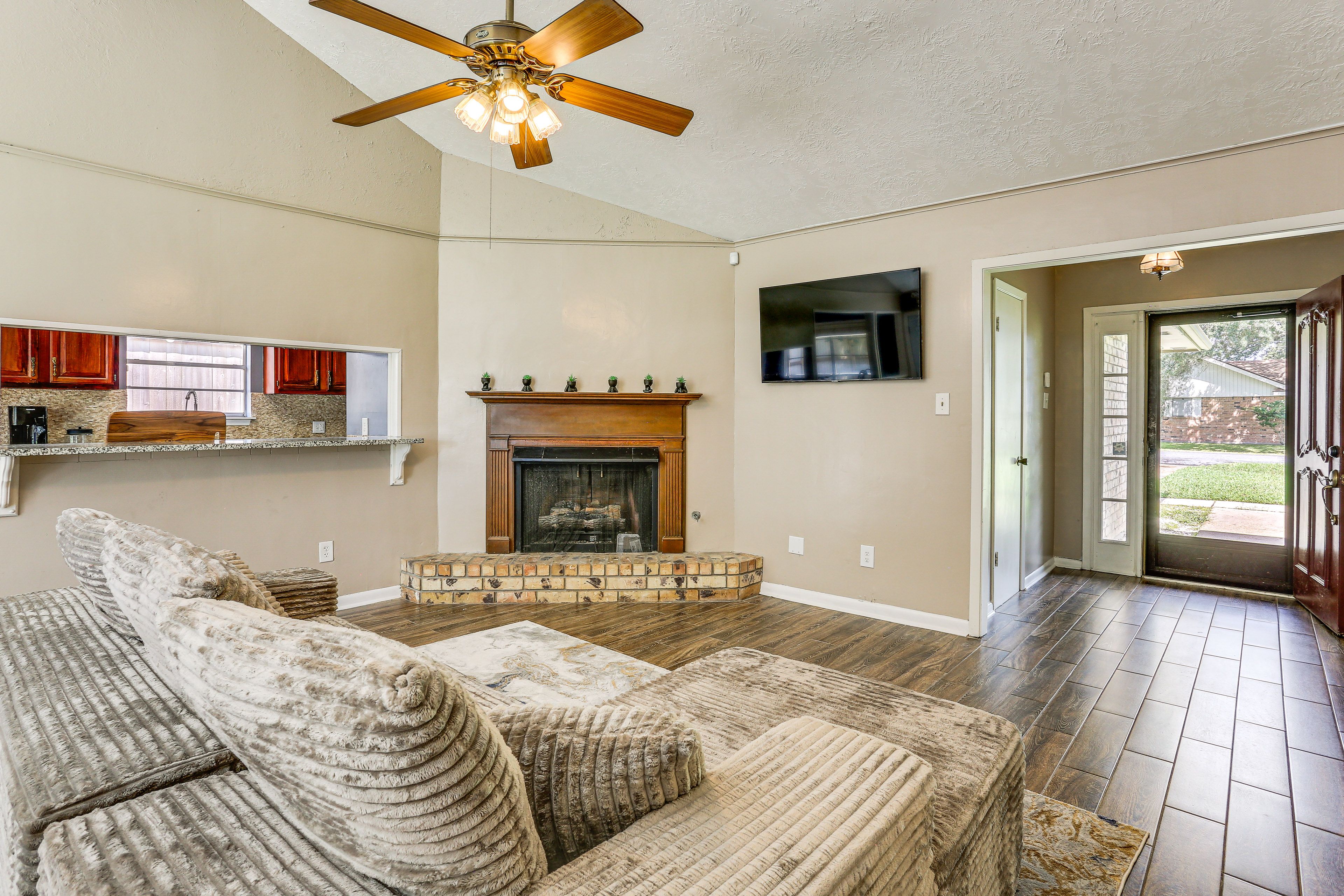 Living Room | Free WiFi | Smart TV | Central A/C