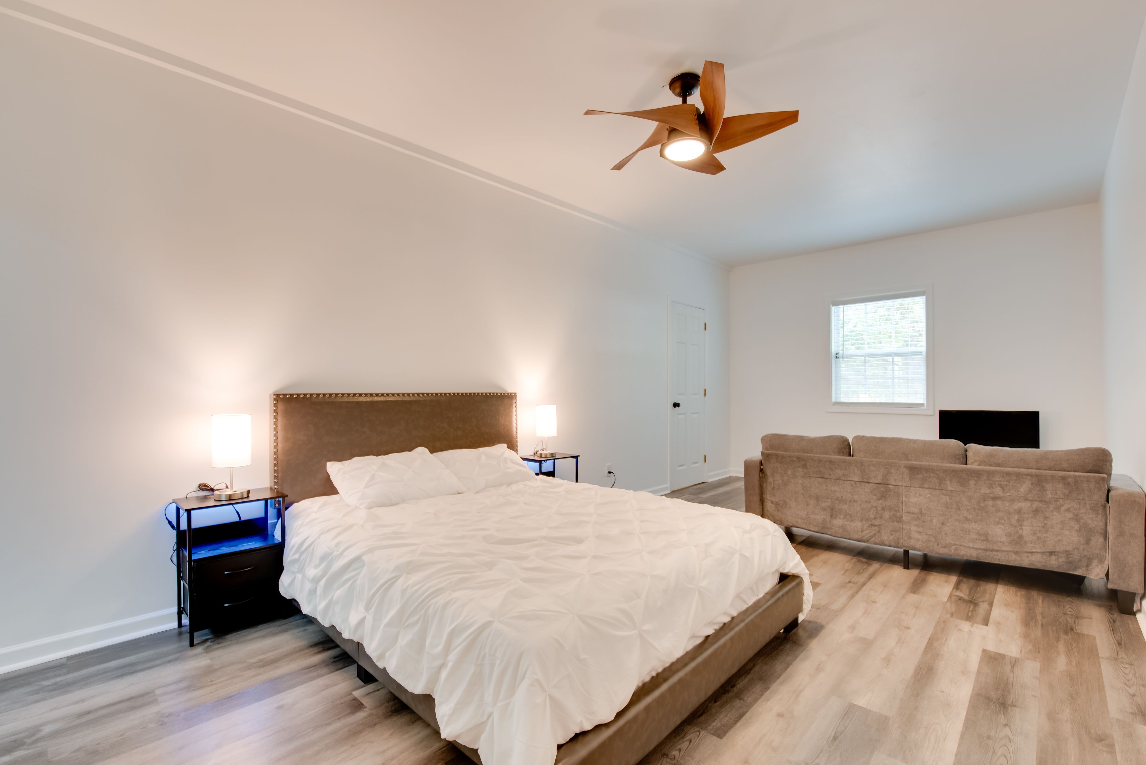 Bedroom 1 | Queen Bed | Smart TV