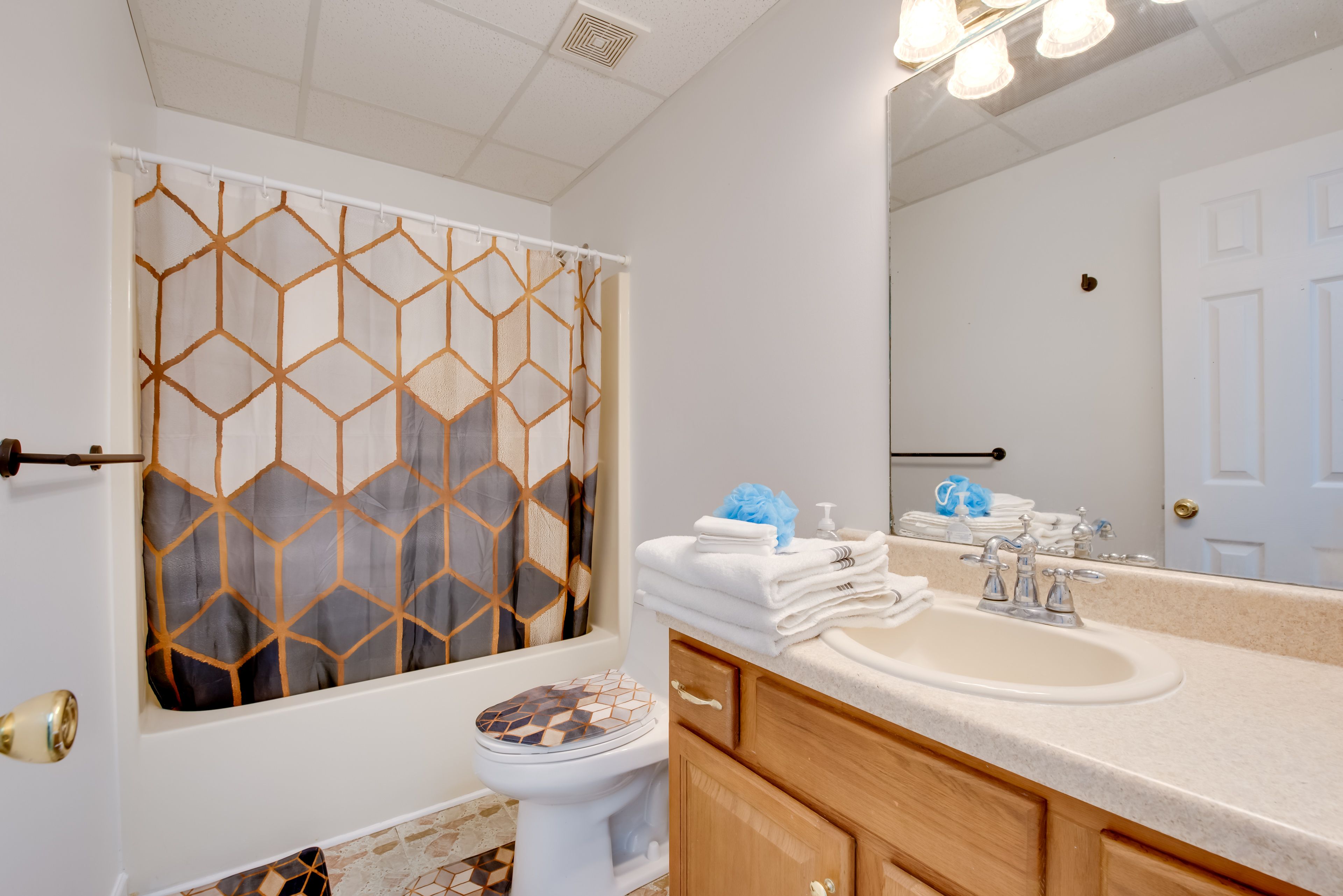 Full Bathroom | Towels & Linens Provided