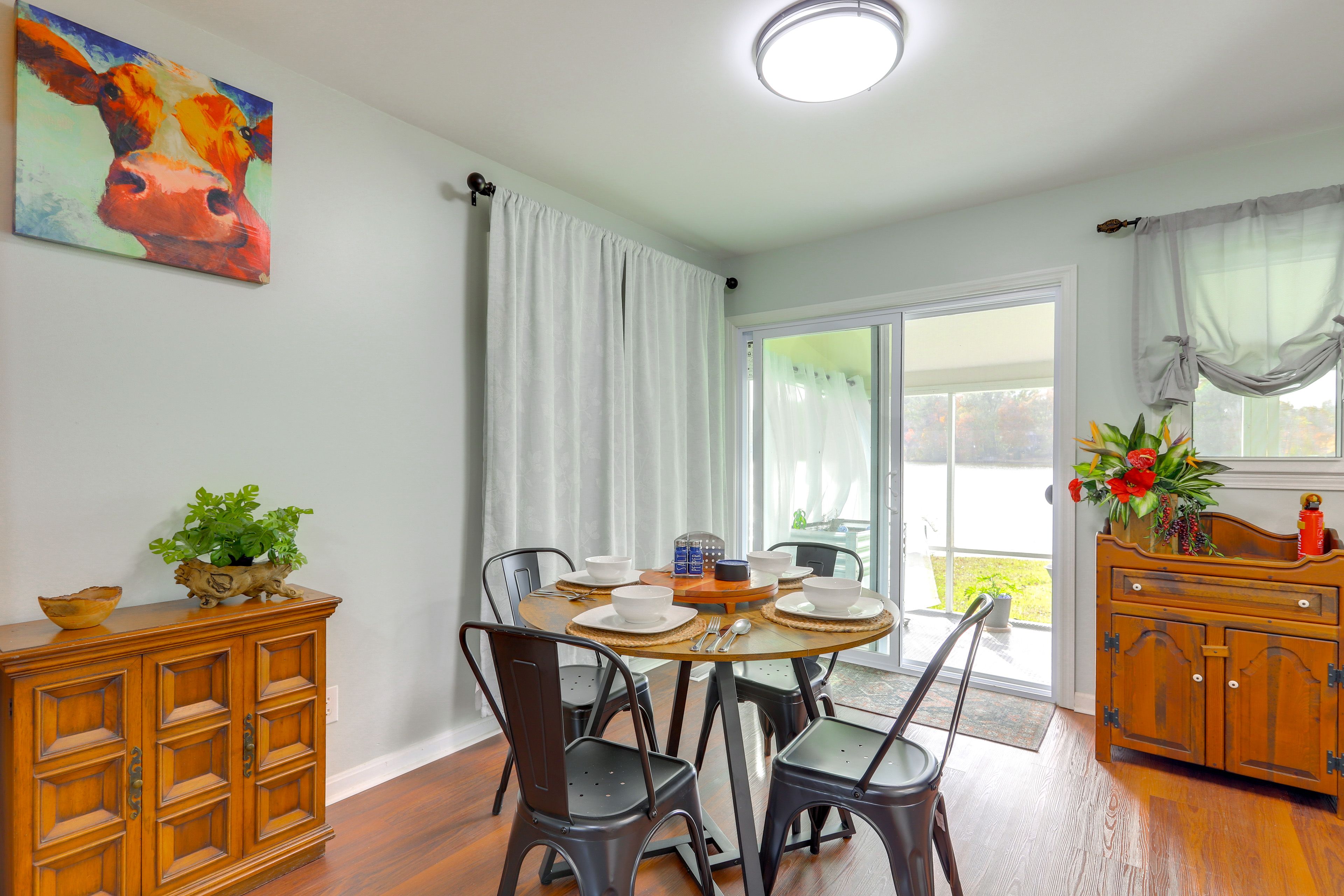 Dining Table | Dishware/Flatware