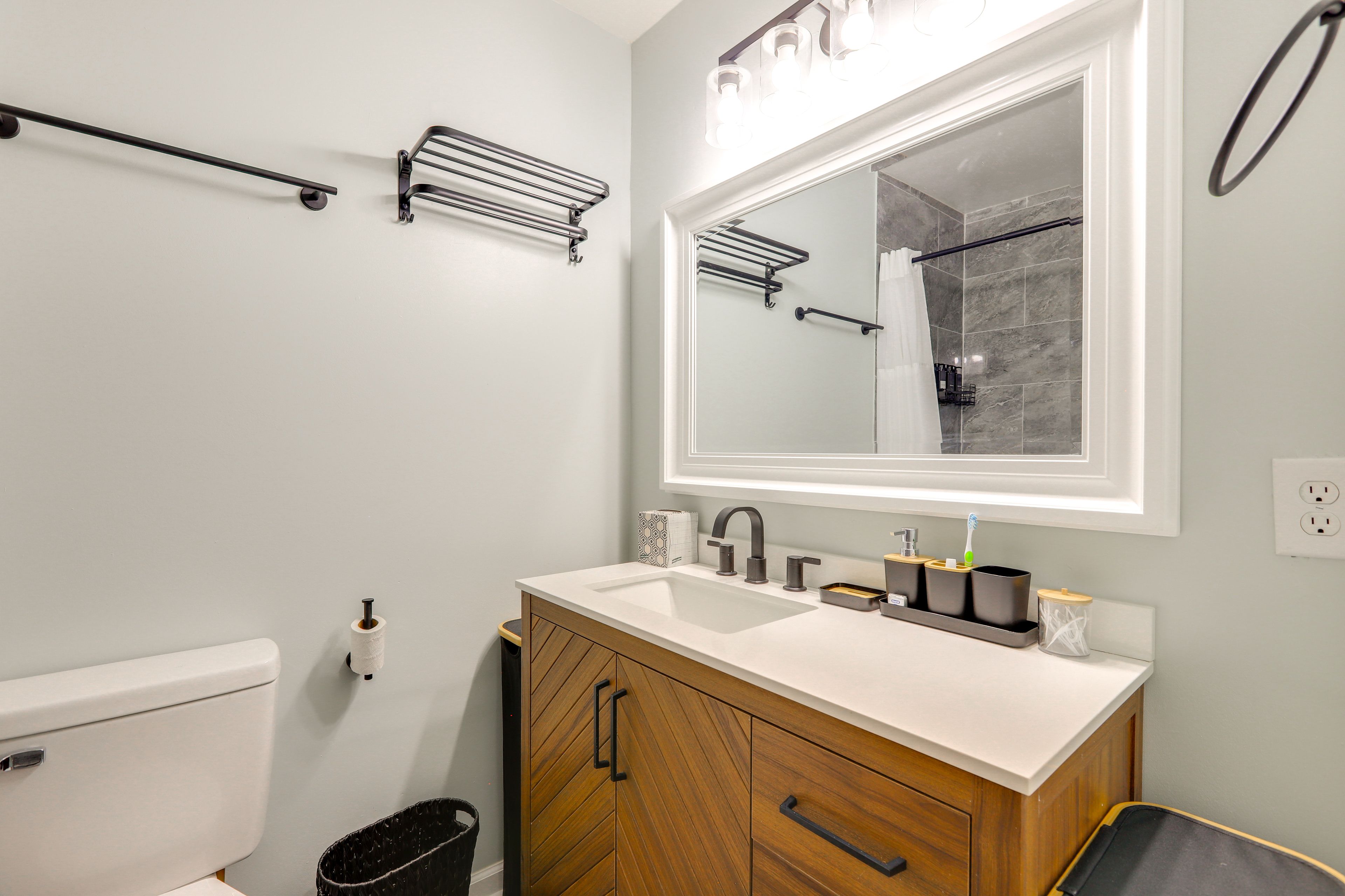 Full Bathroom | Towels Provided