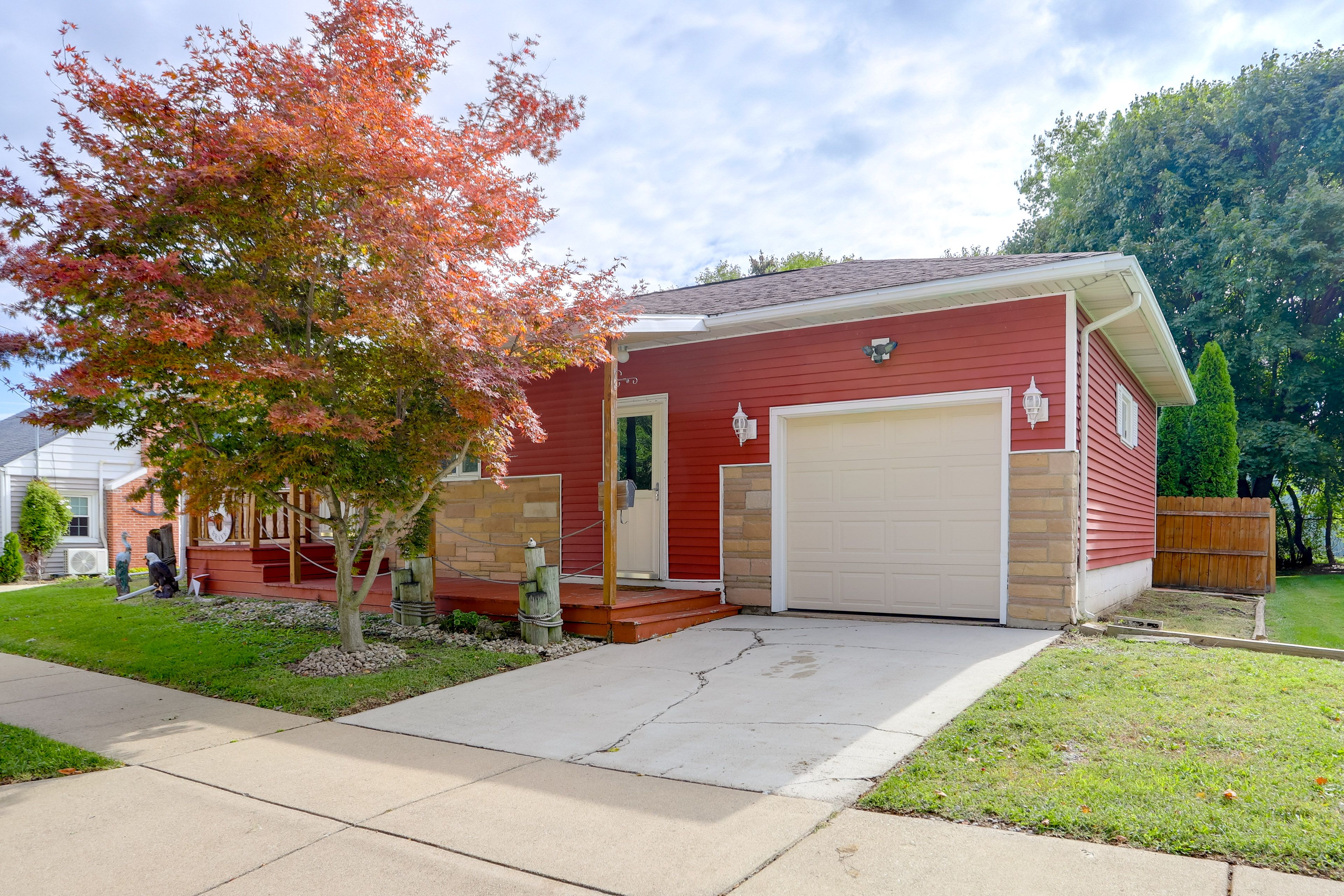 Exterior | Parking | Driveway (1 Vehicle) | Street (2 Vehicles)