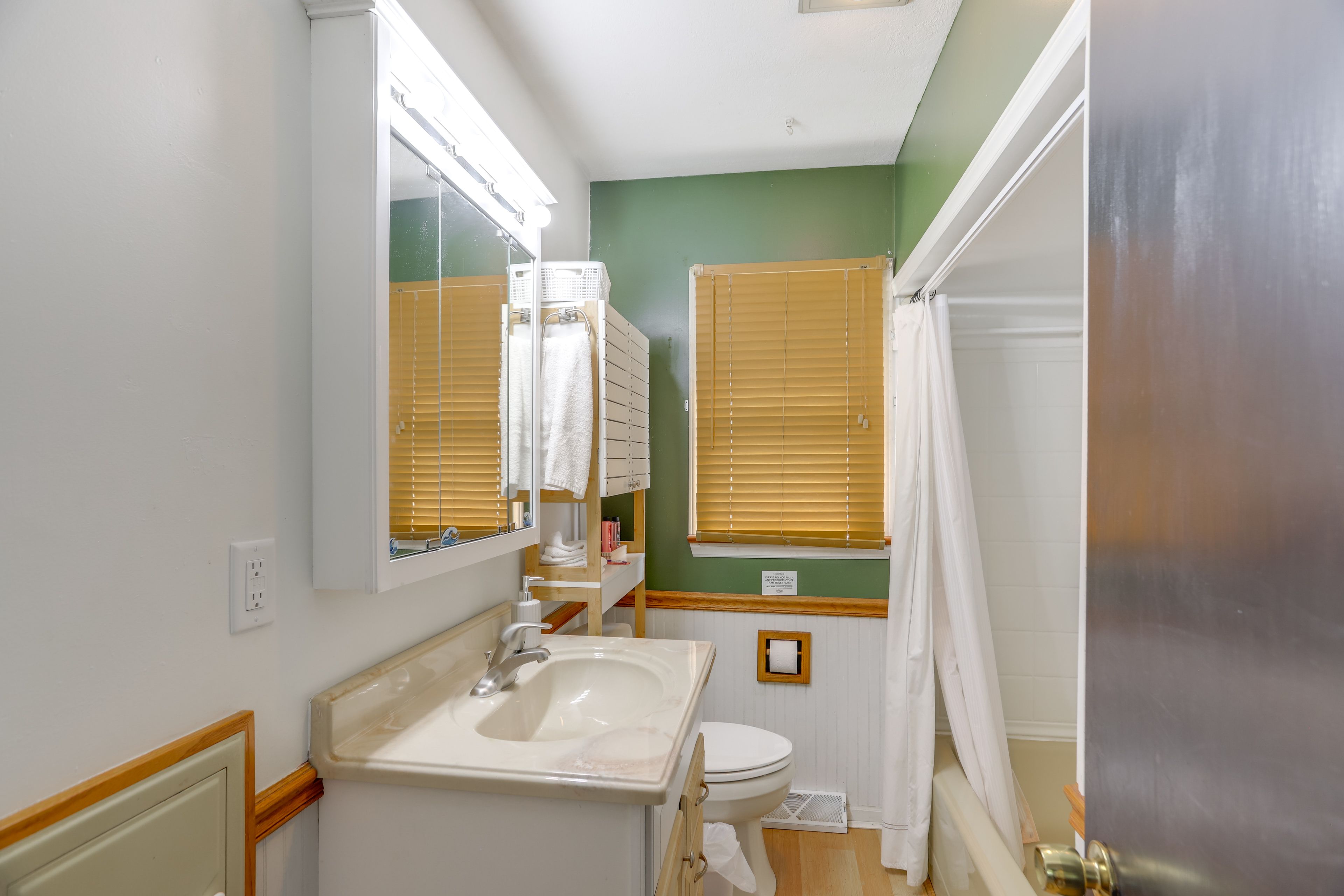 Full Bathroom | Towels Provided