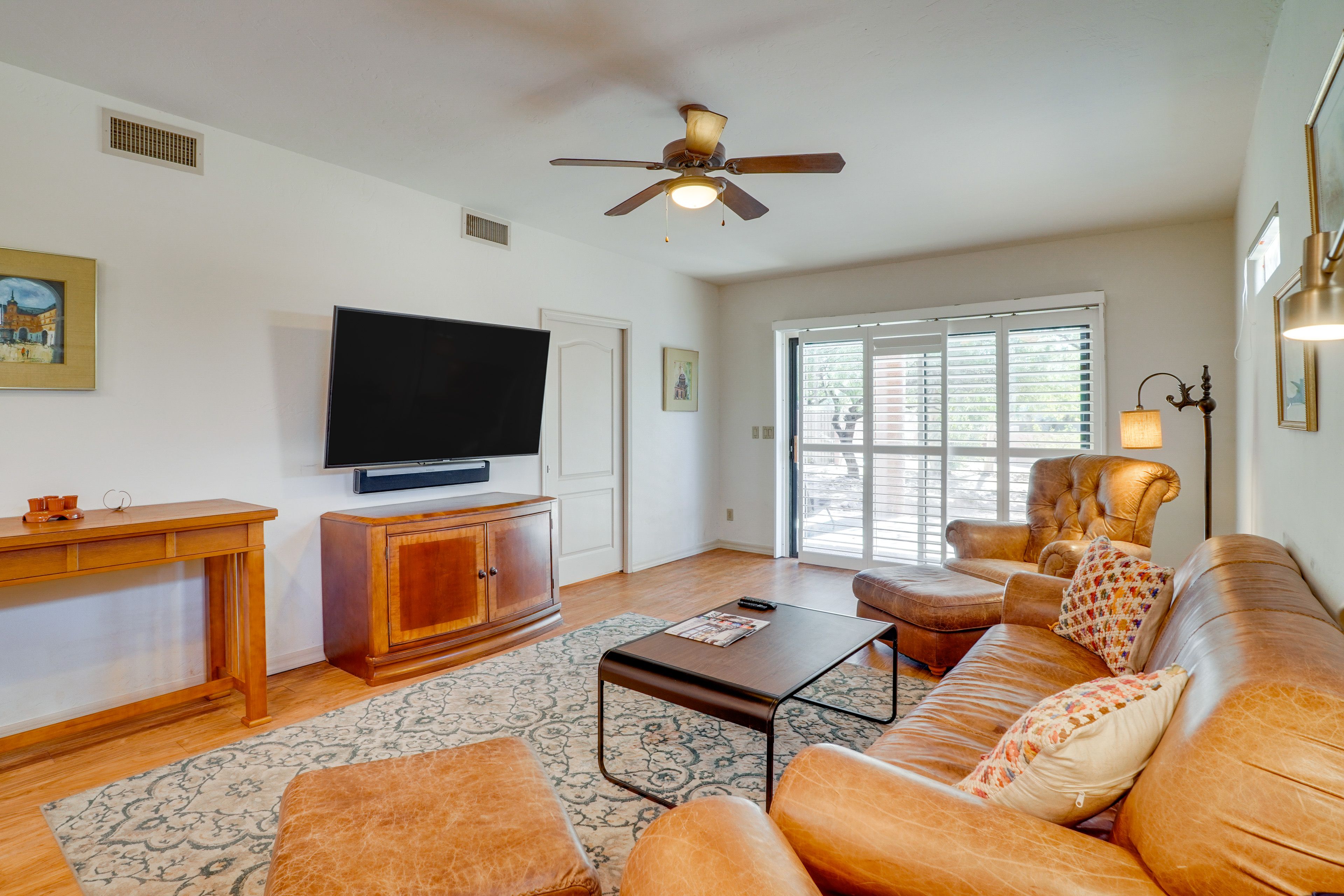 Living Room | Smart TV | Free WiFi | Single-Story Home