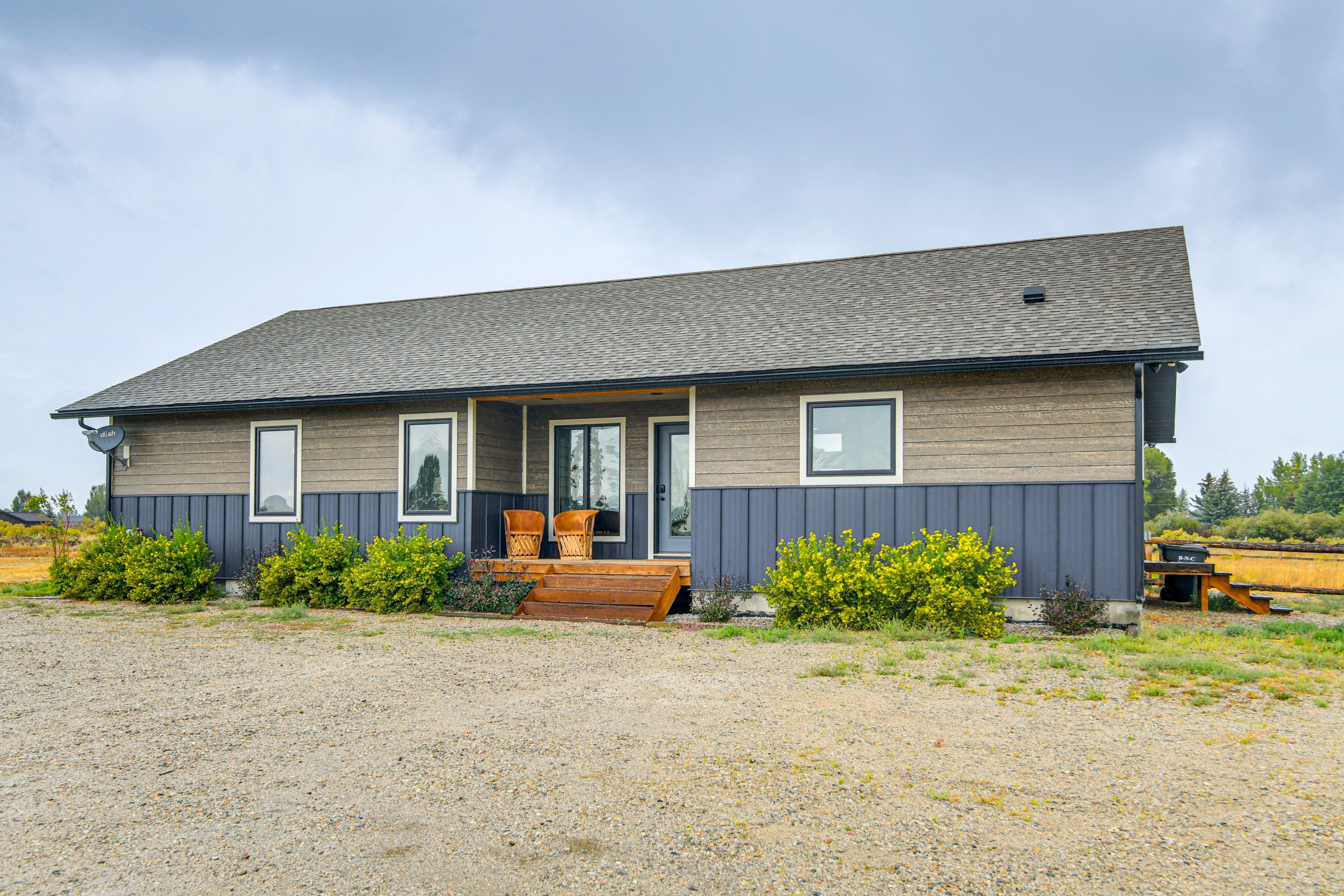 Property Exterior | Gravel Driveway (2 Vehicles)