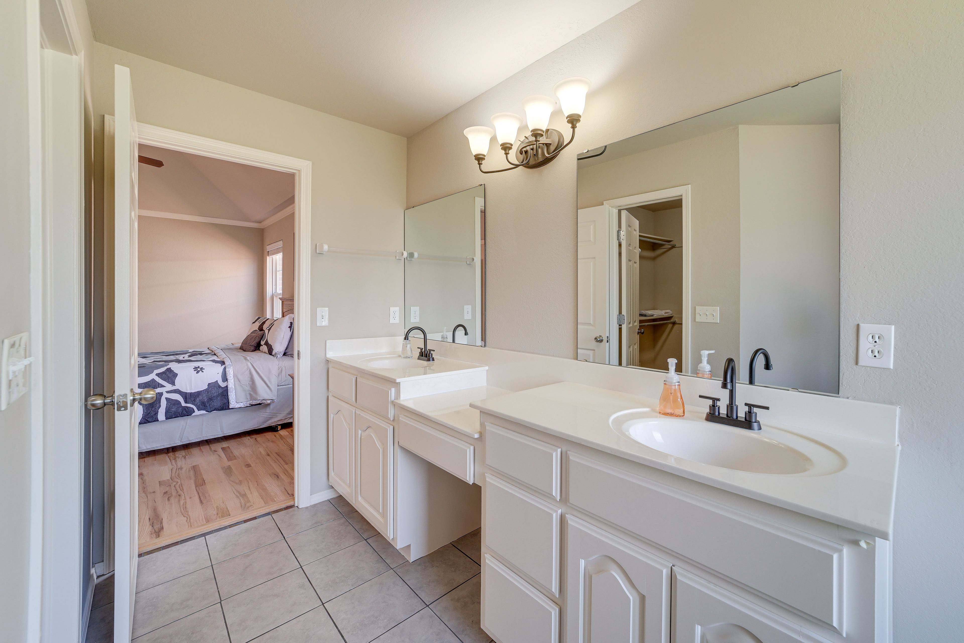 En-Suite Bathroom | Jetted Tub | Shower