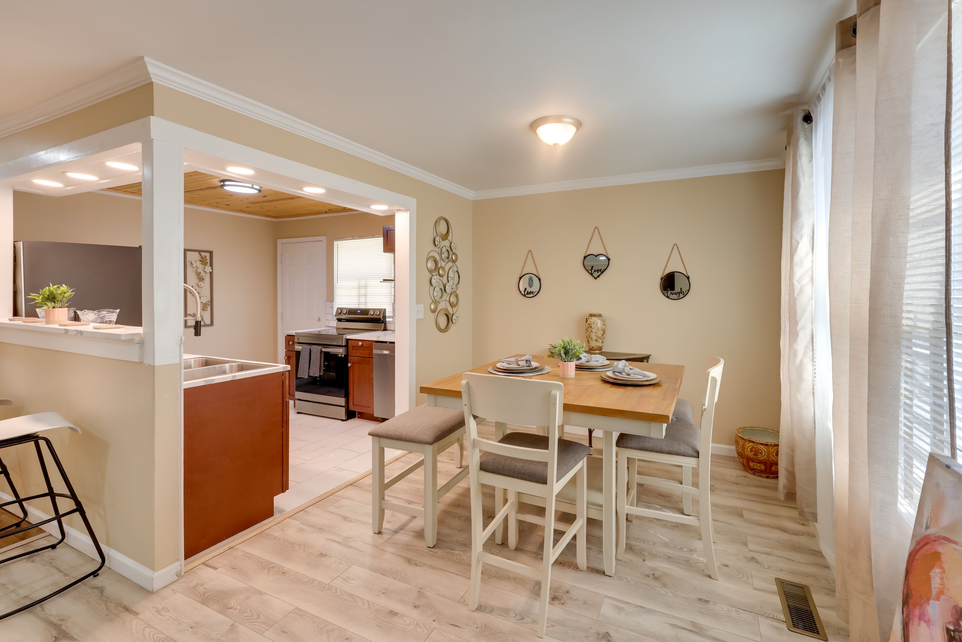 Dining Area | Breakfast Bar | Dishware & Flatware