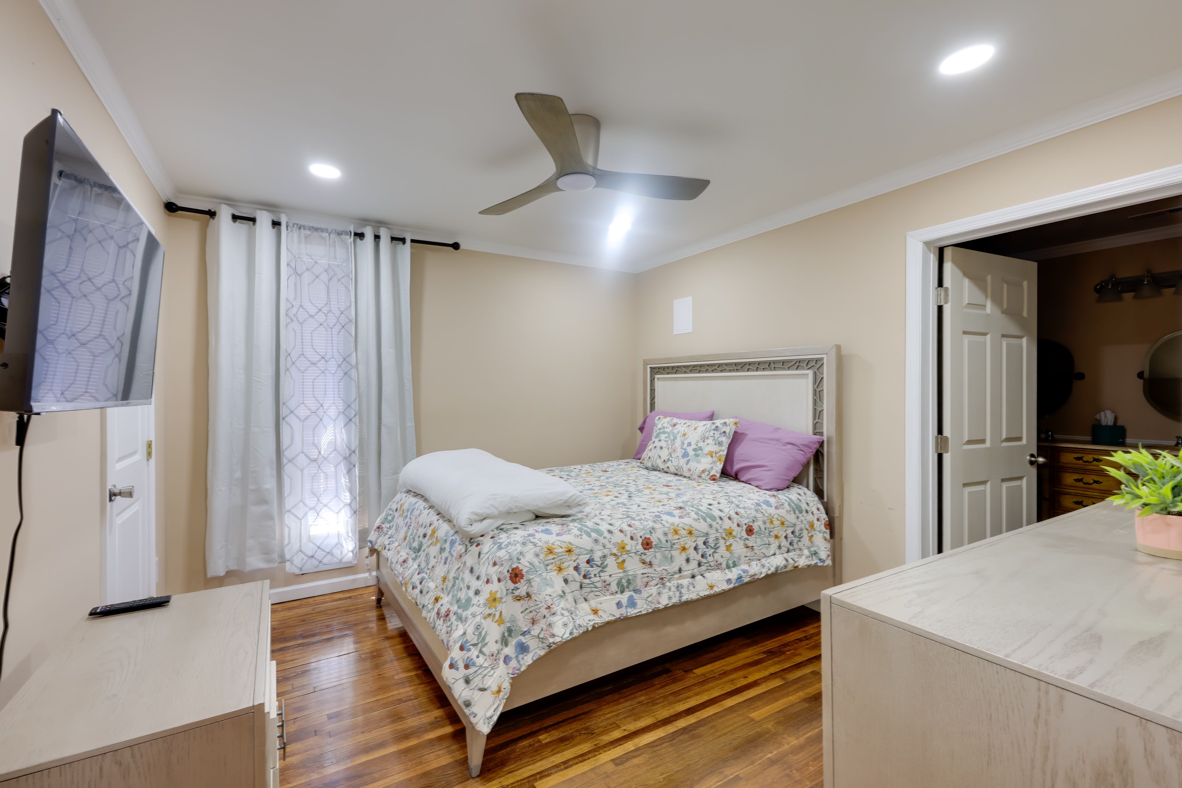 Bedroom 1 | Queen Bed
