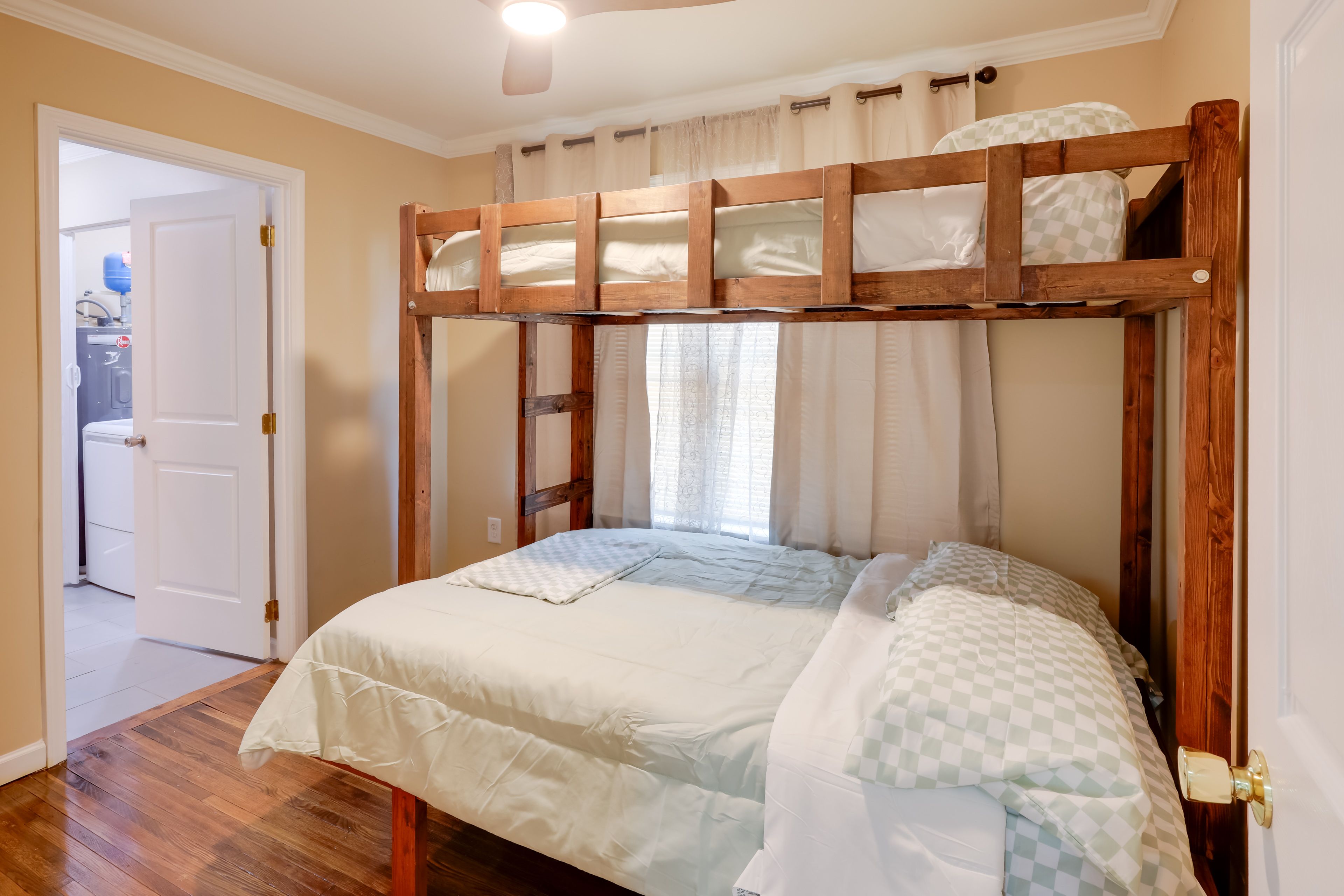 Bedroom 3 | Twin/Queen Bunk Bed