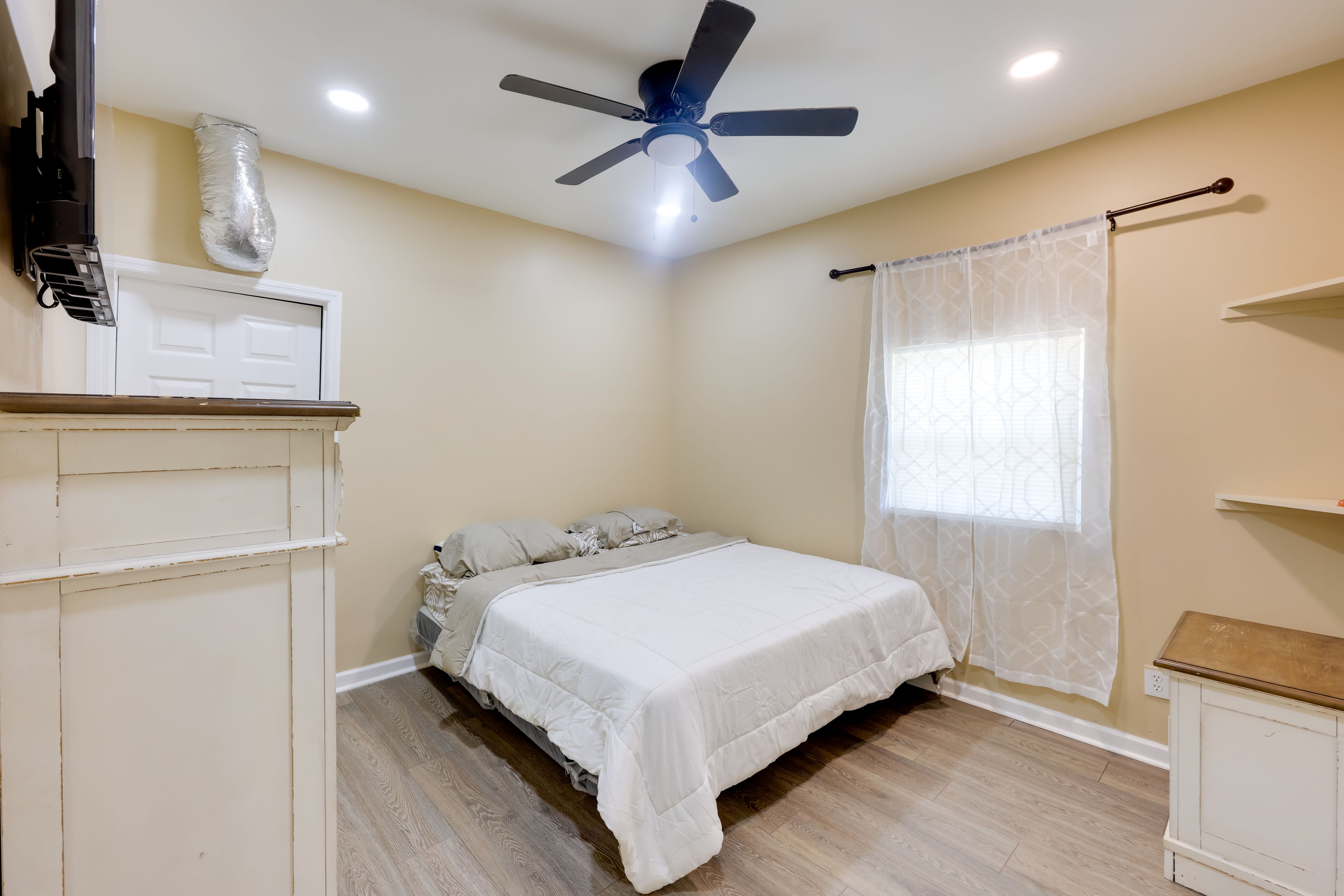 Bedroom 1 | King Bed
