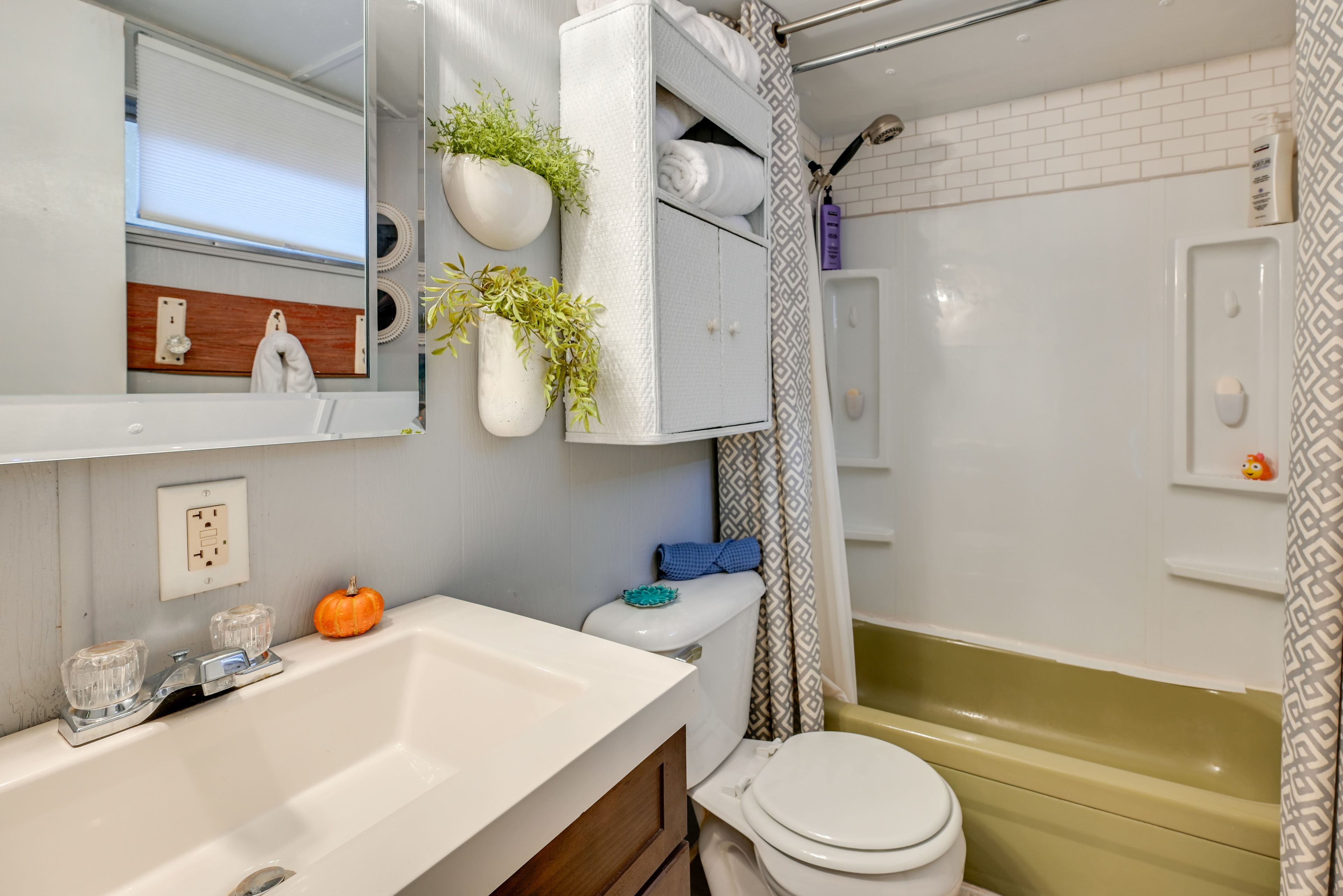 Full Bath | Towels | Hair Dryer