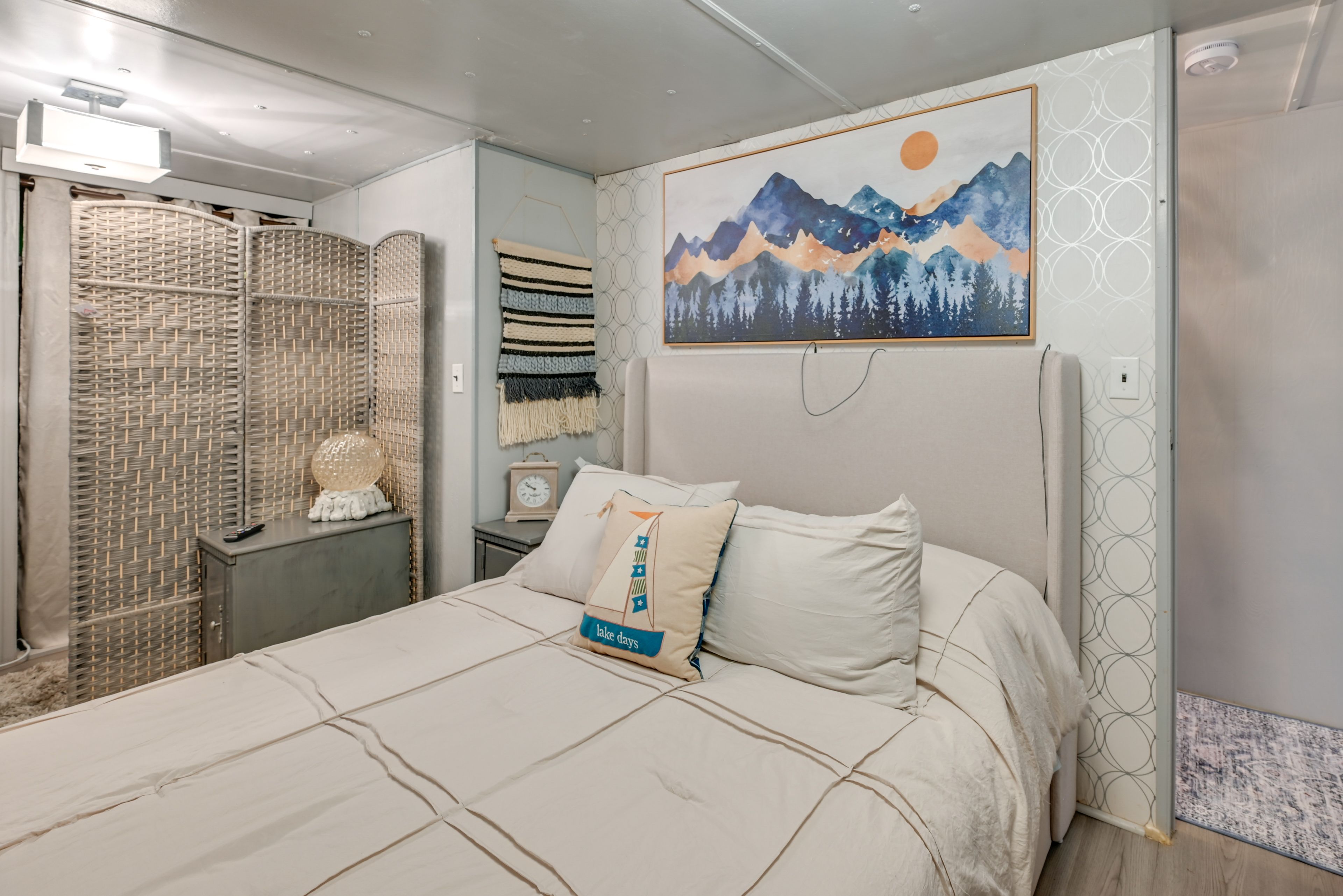 Bedroom | Queen Bed | Linens