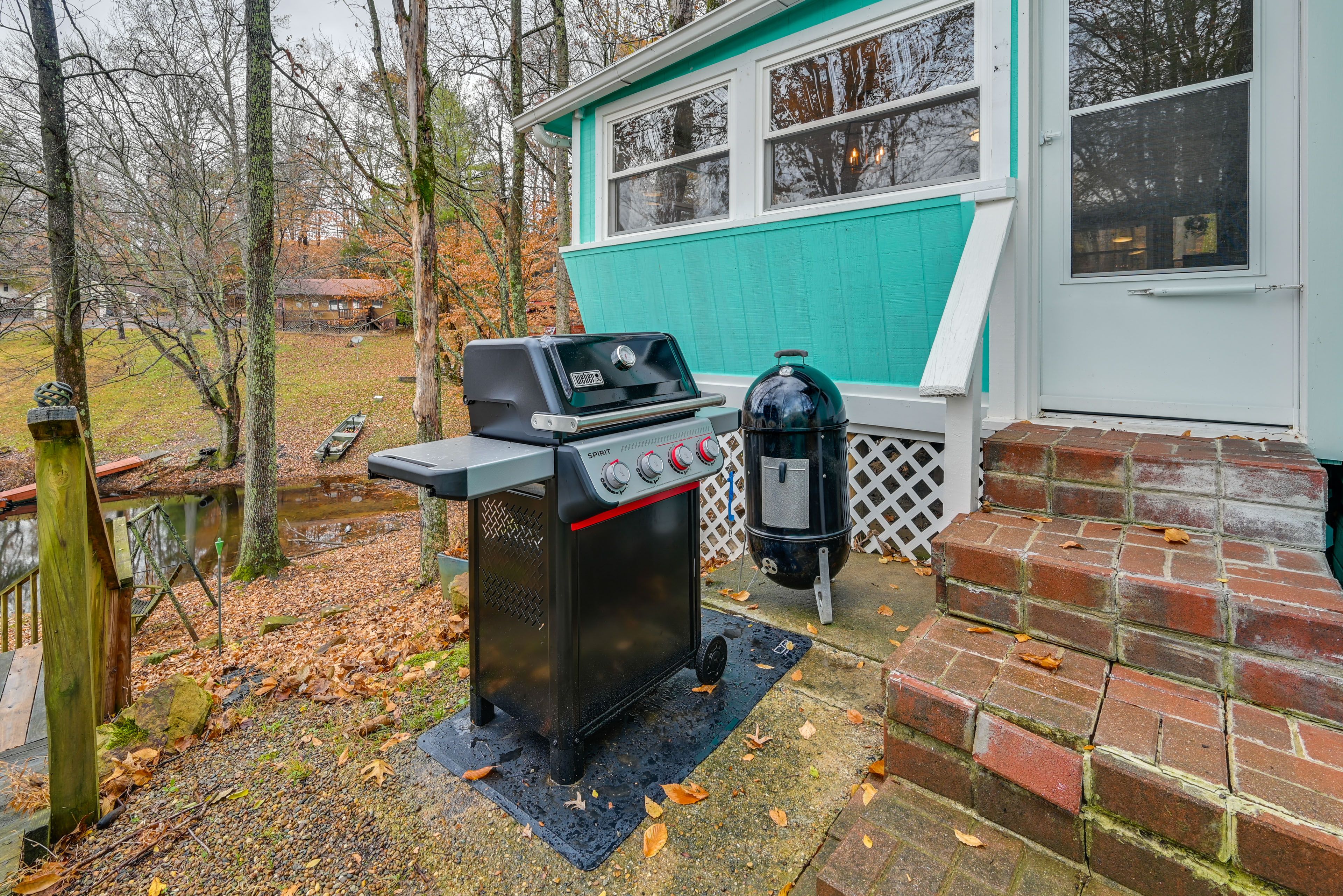 Patio | Gas Grill | Charcoal Smoker | Picnic Table