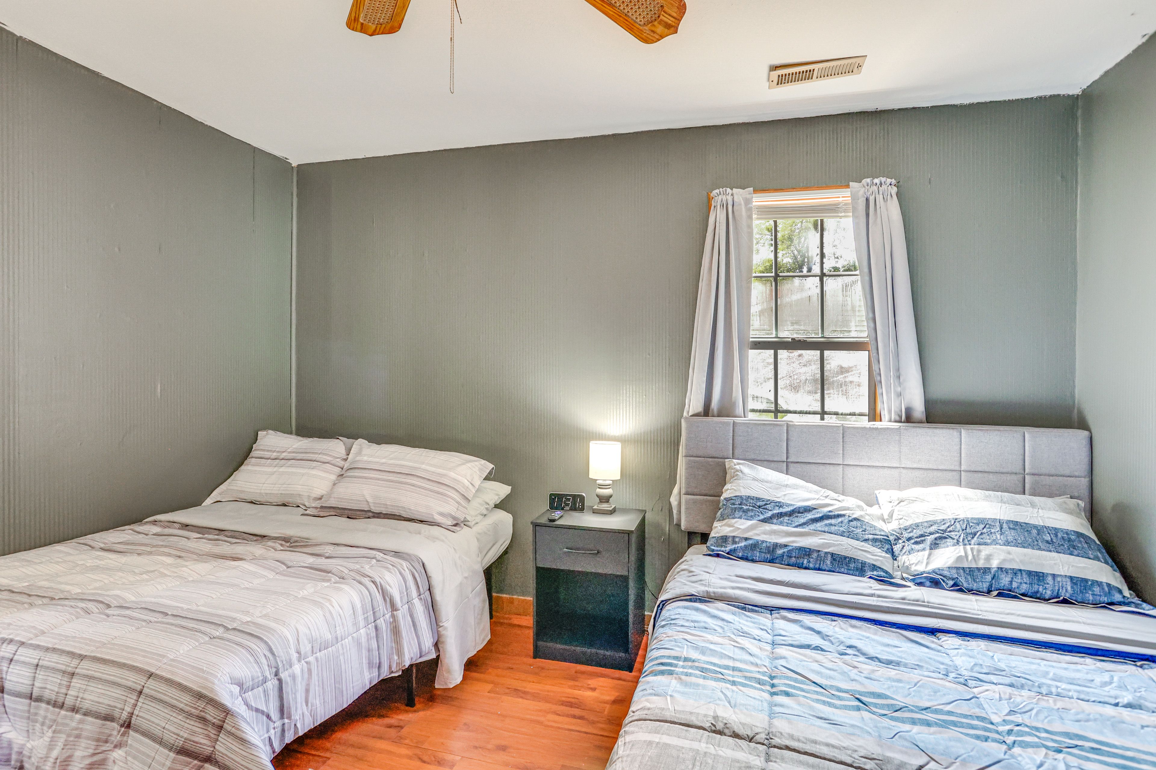 Bedroom | Queen Bed | Full Bed