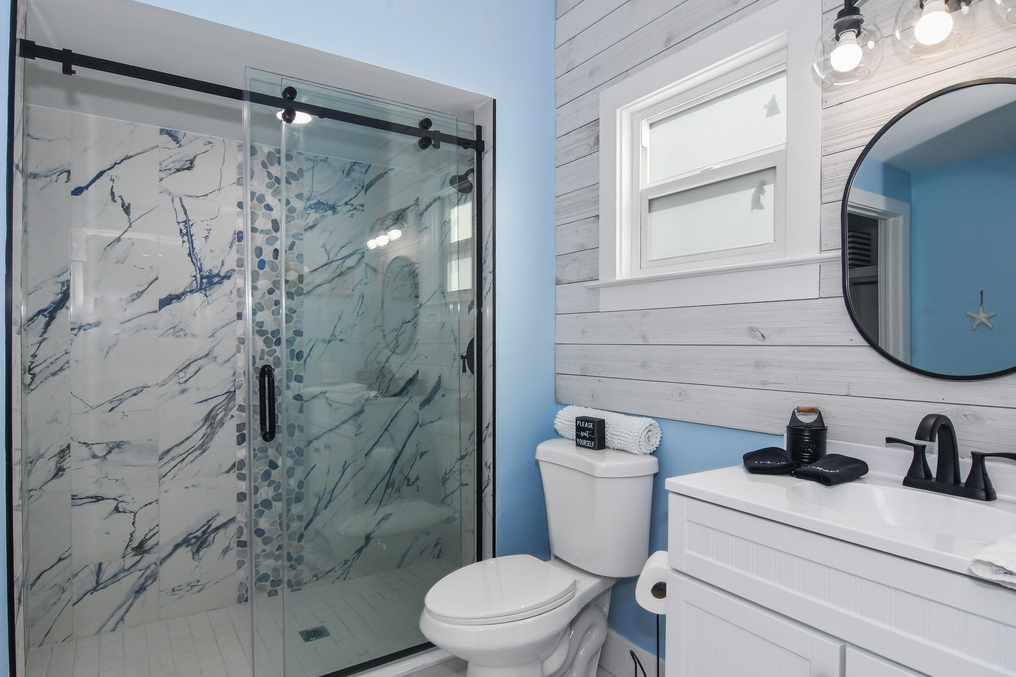Full Bathroom | Towels Provided
