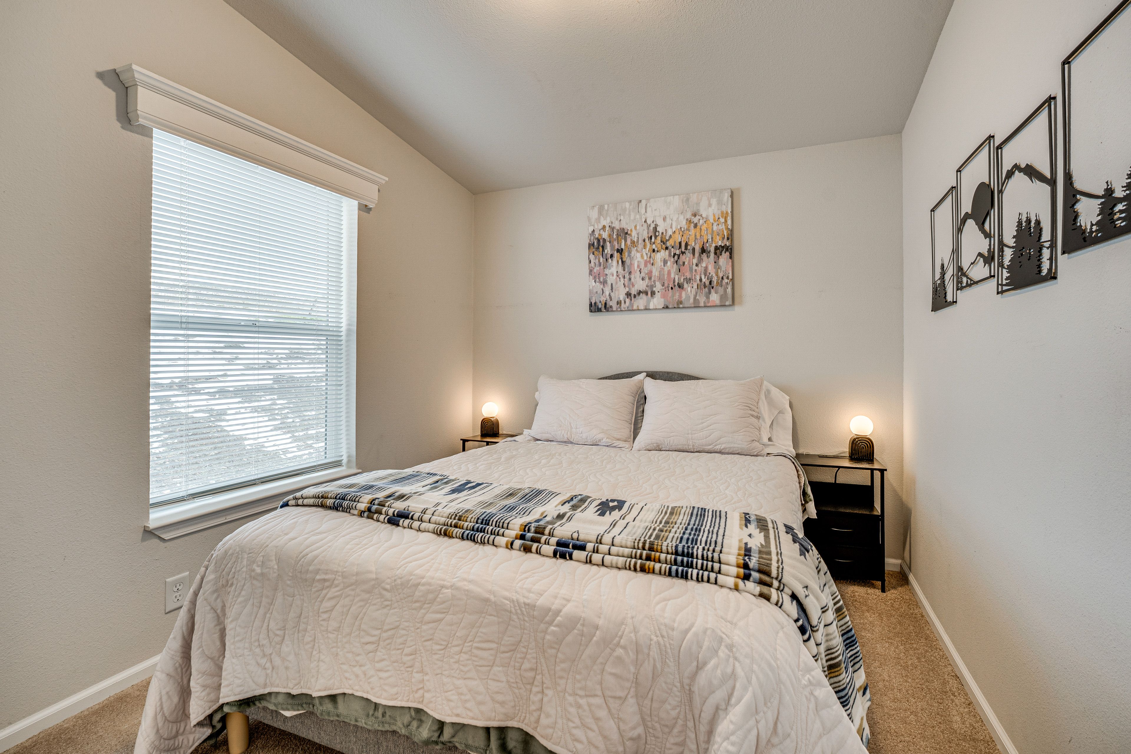 Bedroom 2 | Queen Bed