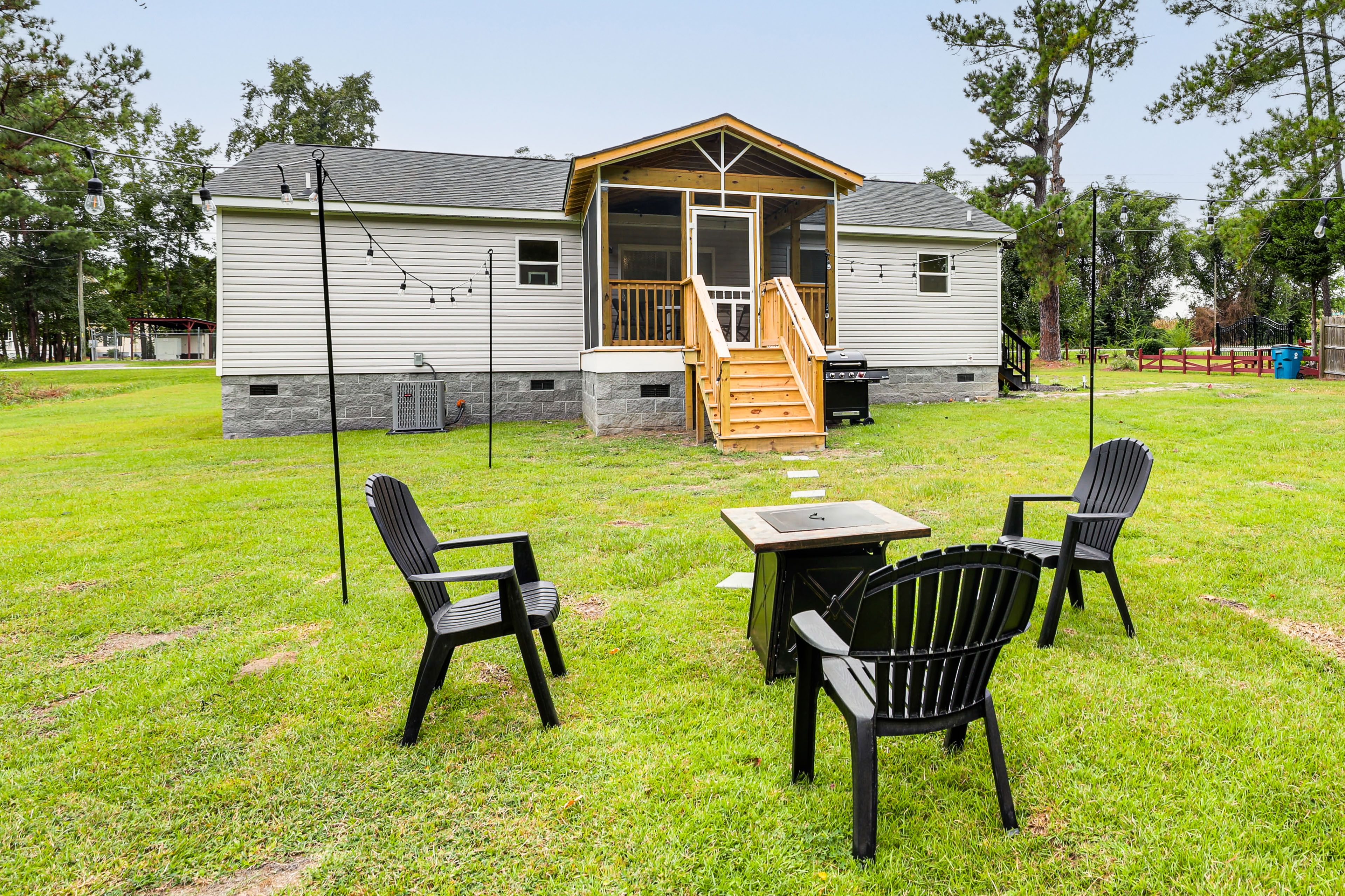 Private Backyard | Gas Fire Pit | Gas Grill | Seating