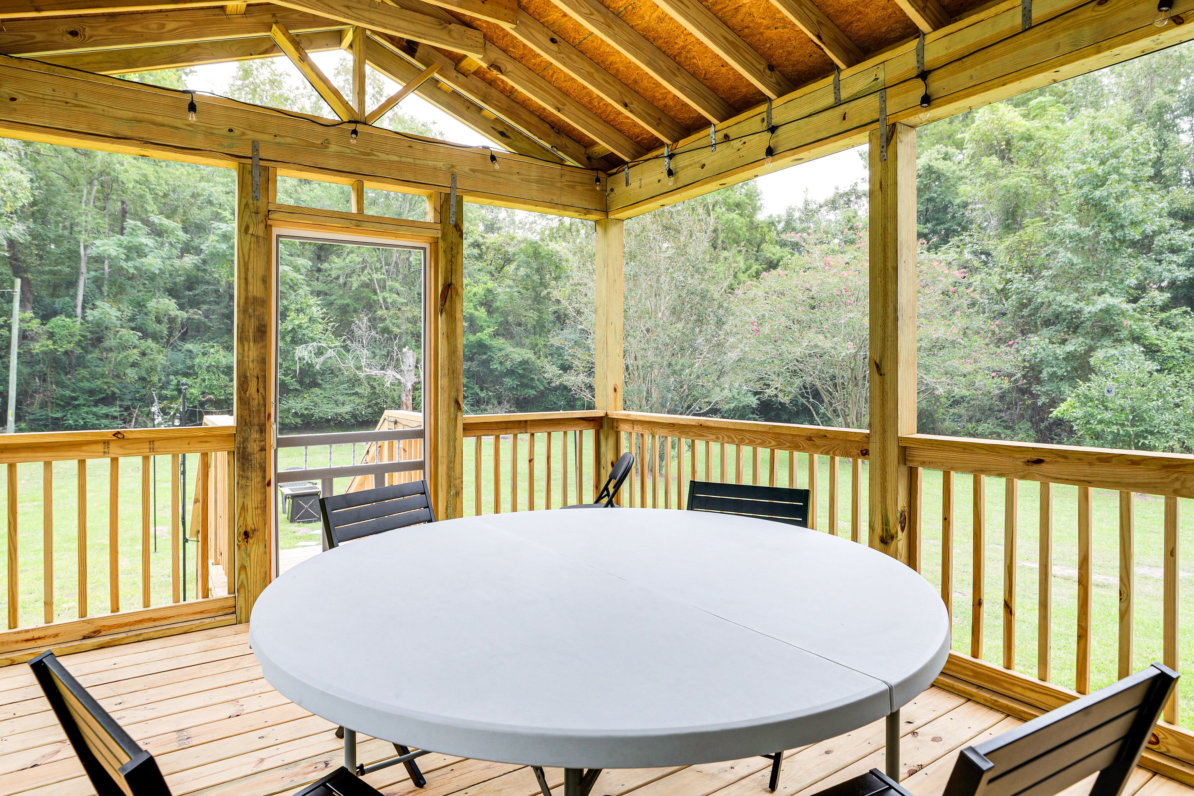Screened Porch | Dining Area