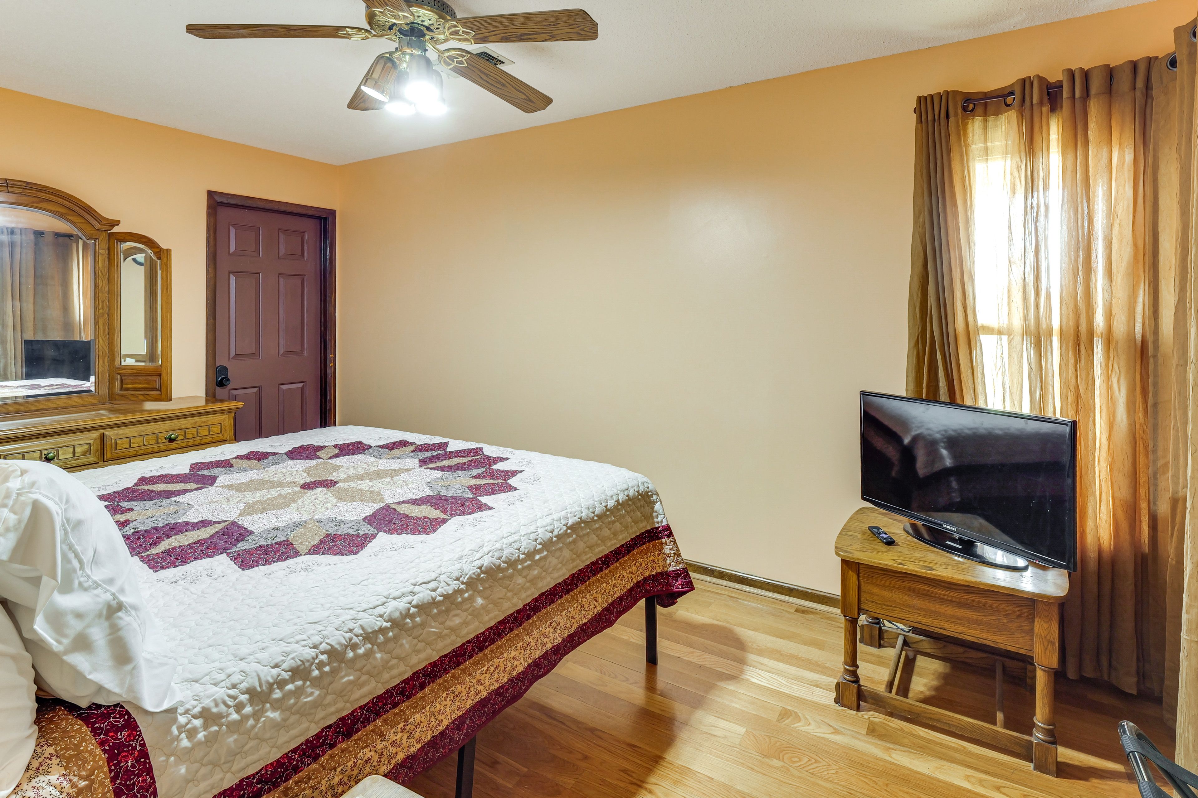 Bedroom 1 | King Bed