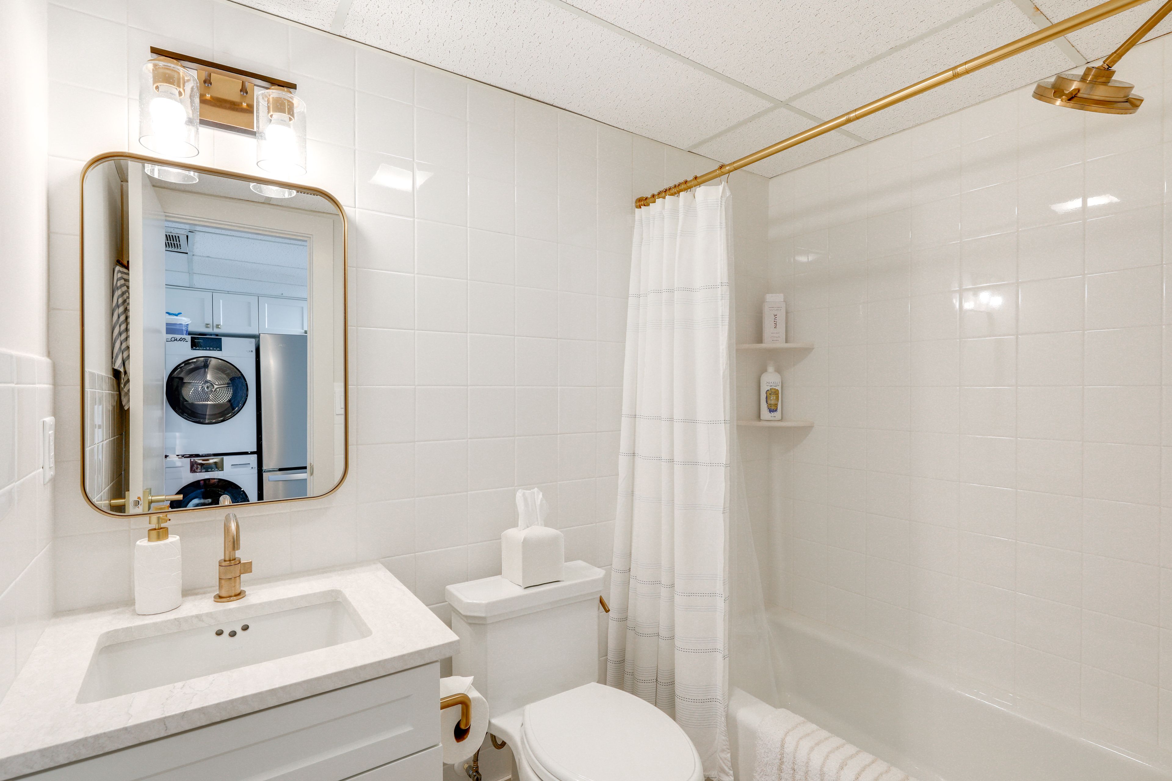 Full Bathroom | Towels Provided | Complimentary Toiletries