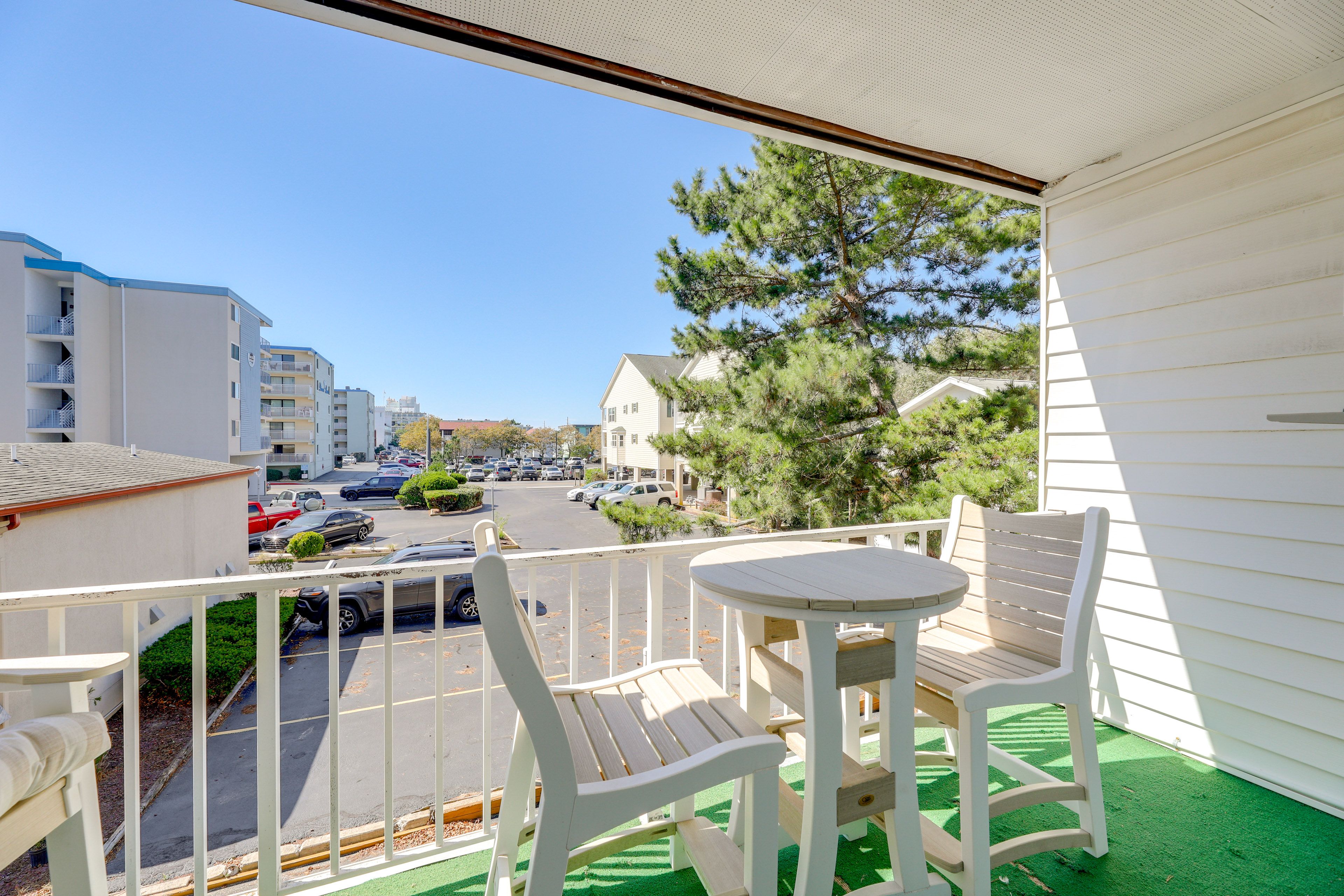 Private Balcony w/ Dining Table
