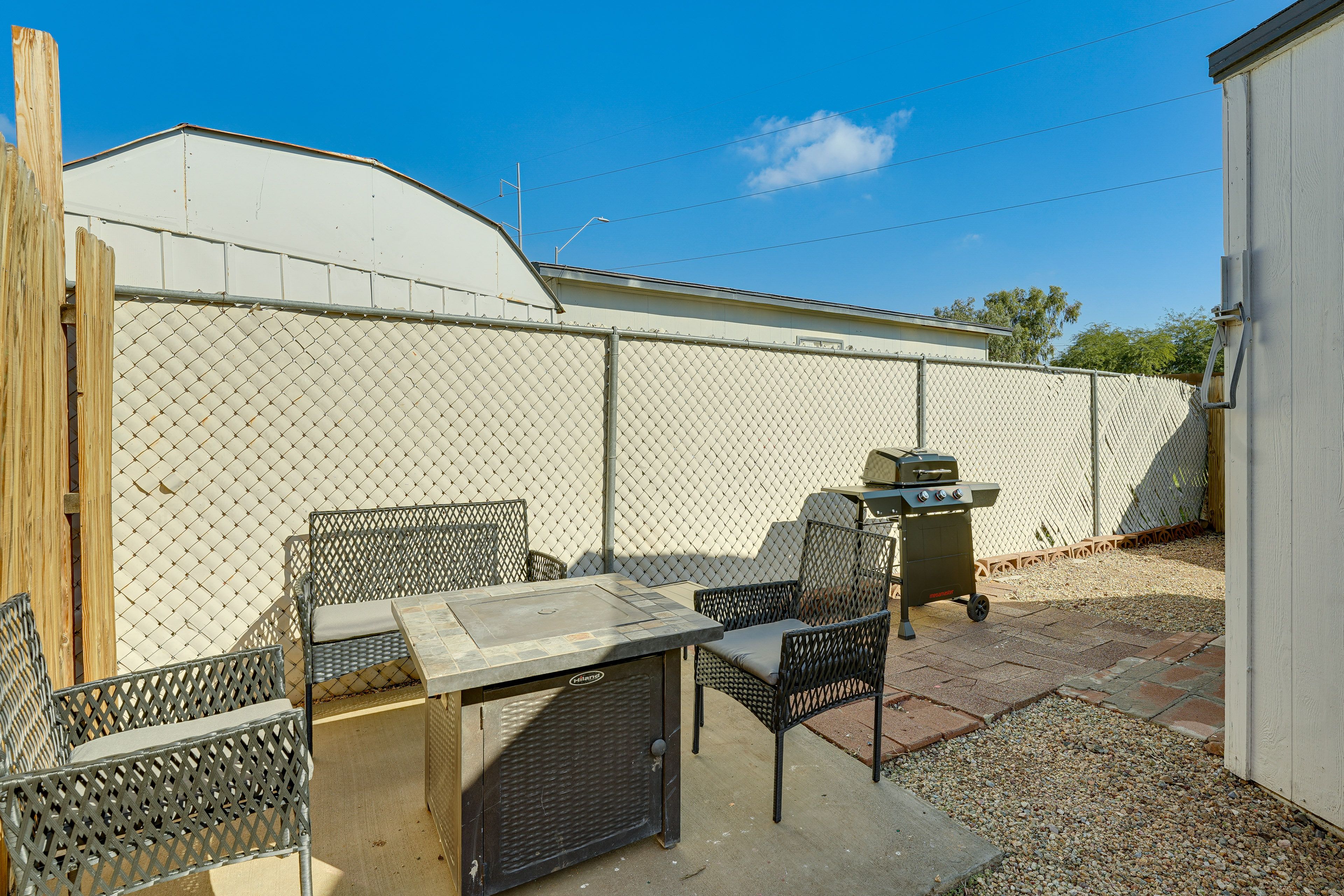 Private Yard | Gas Grill | Fire Table