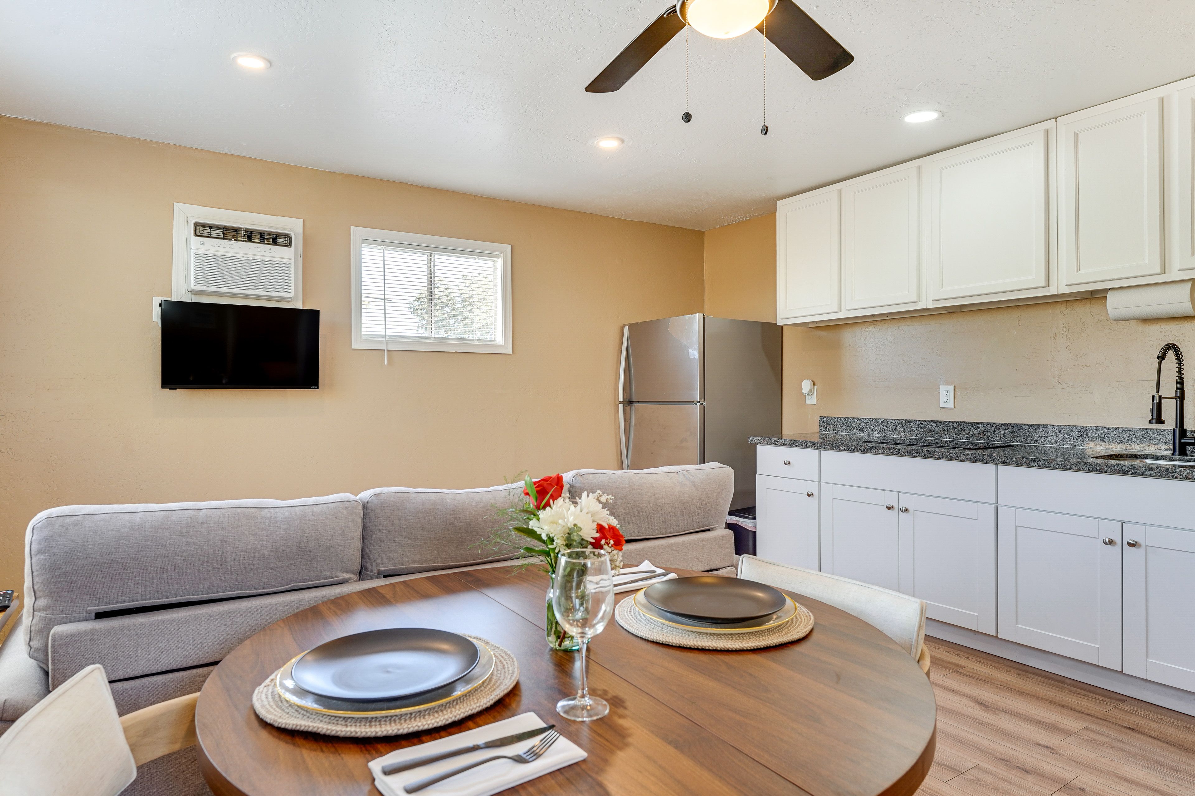 Dining Area | Dishware/Flatware Provided