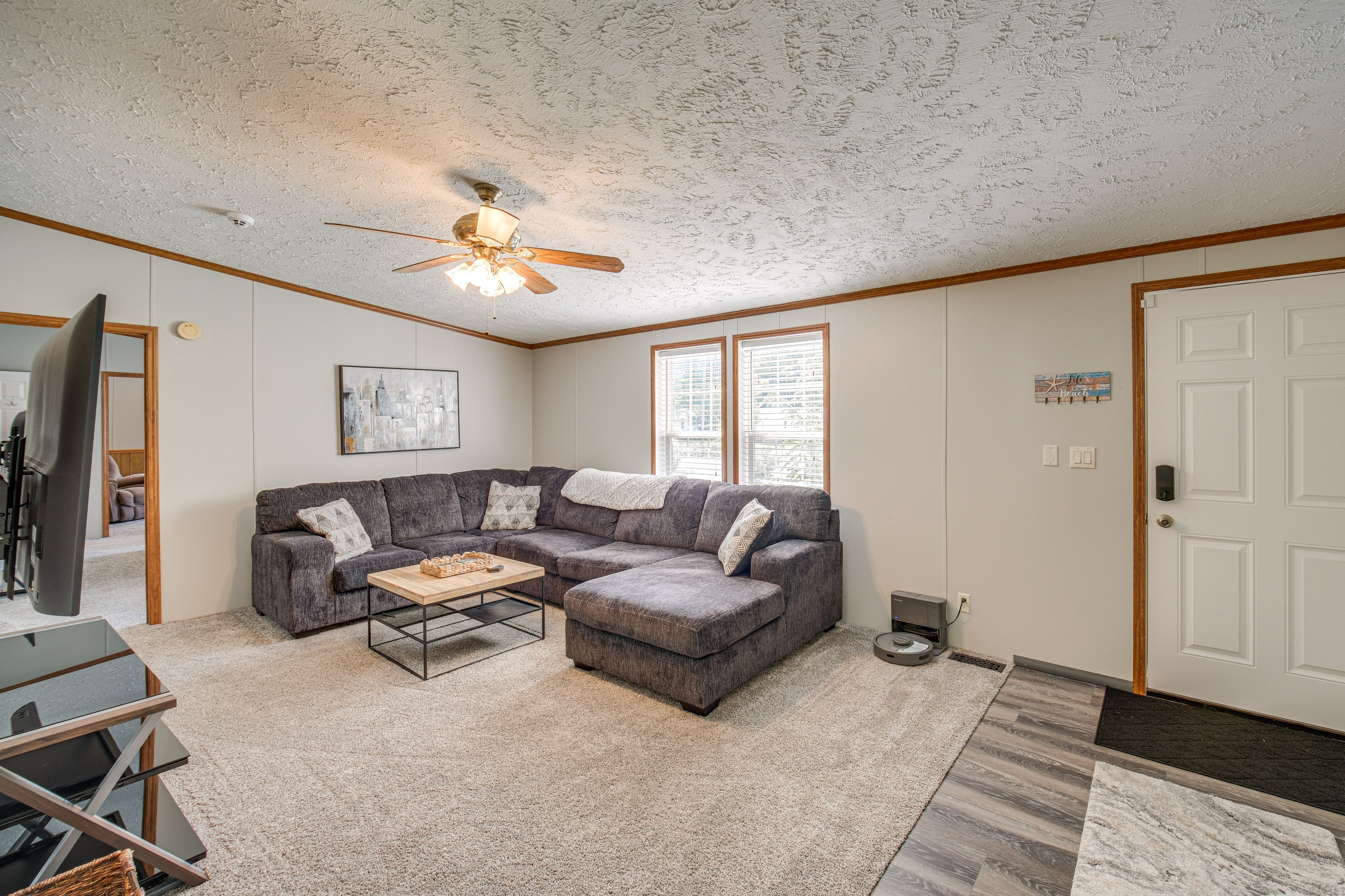 Living Room | Free WiFi | Central A/C & Heating | Smart TV