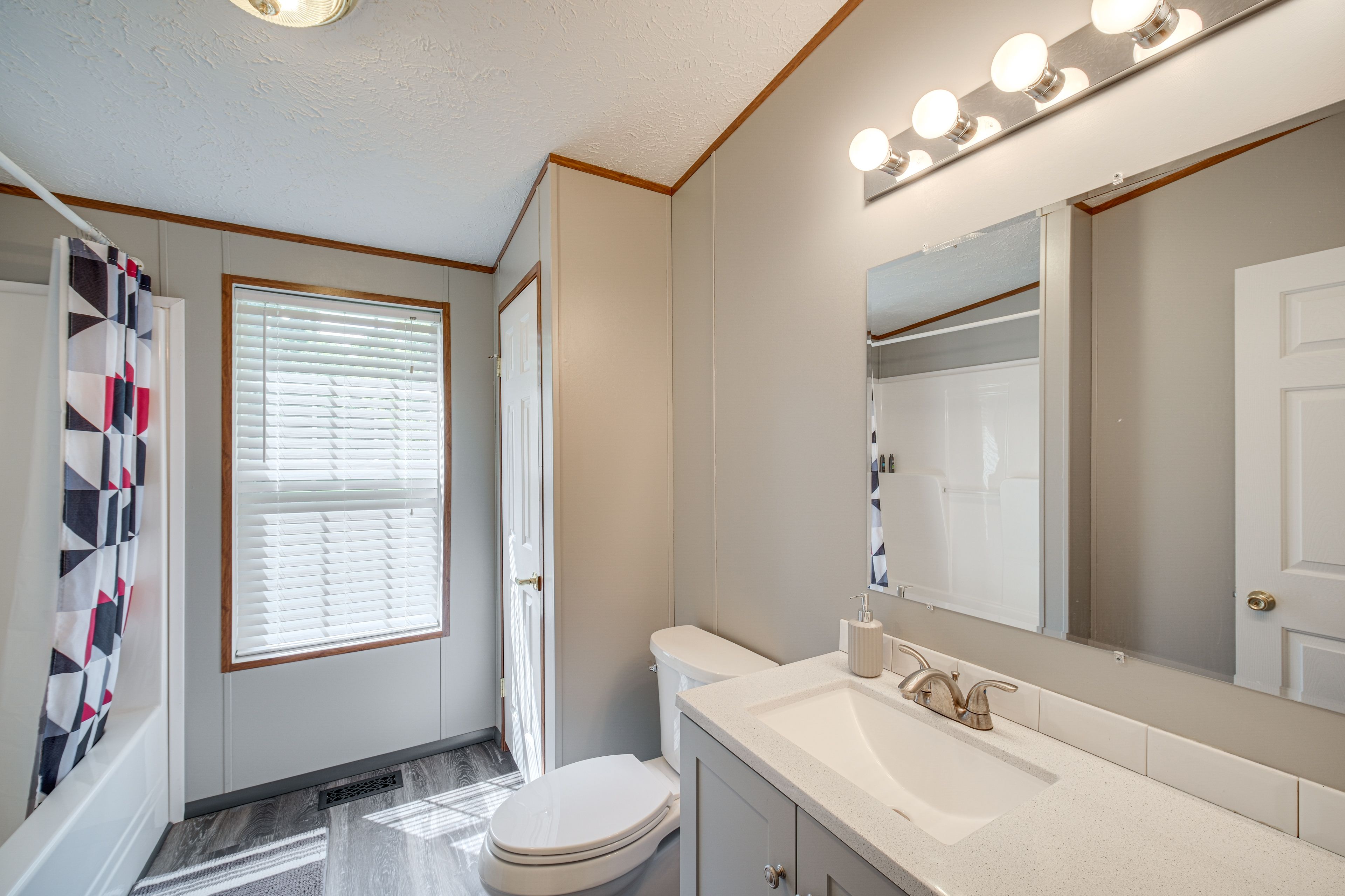 Full Bathroom | Complimentary Toiletries