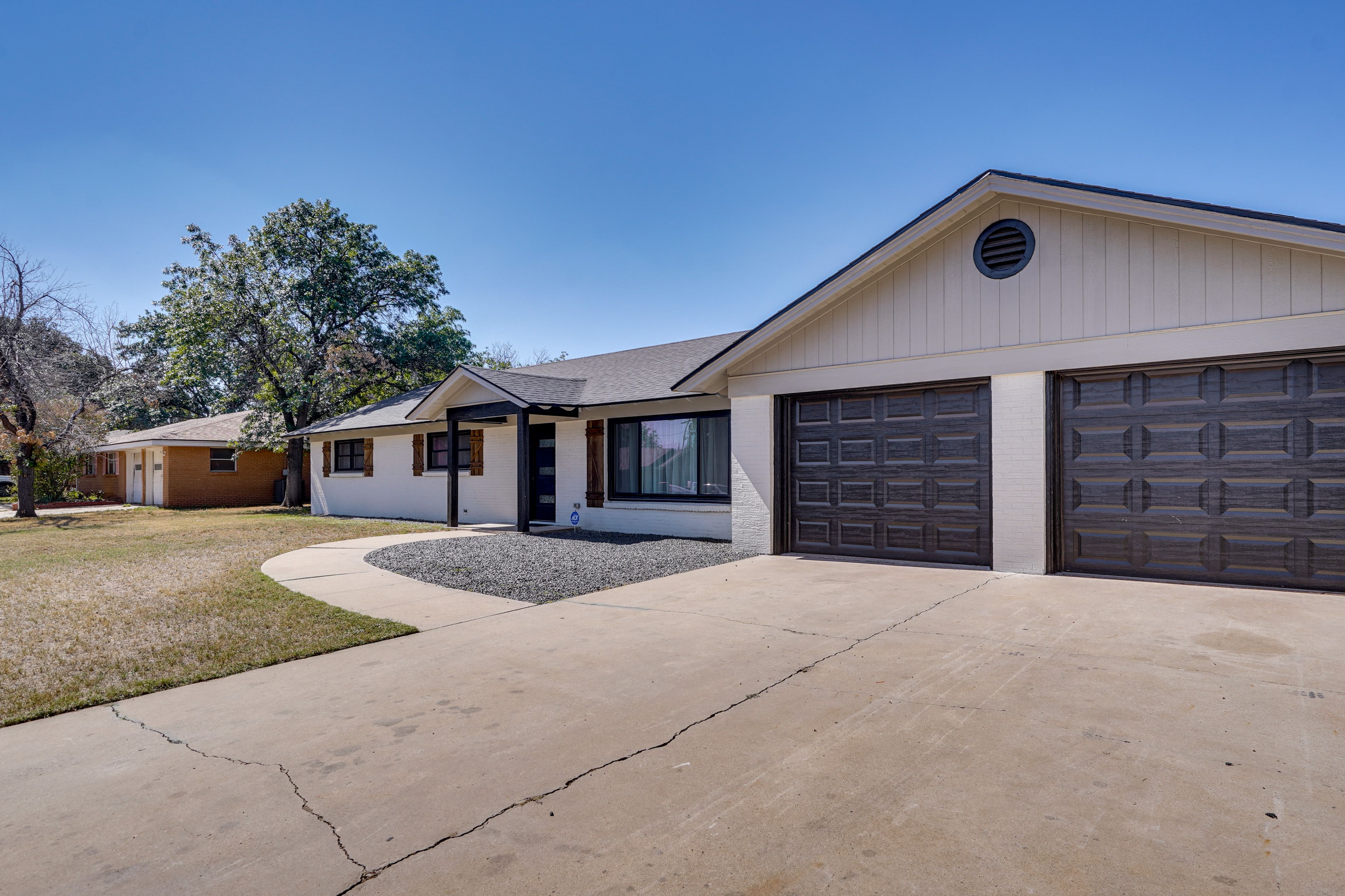 Parking | Driveway (4 Vehicles) | Garage (2 Vehicles)