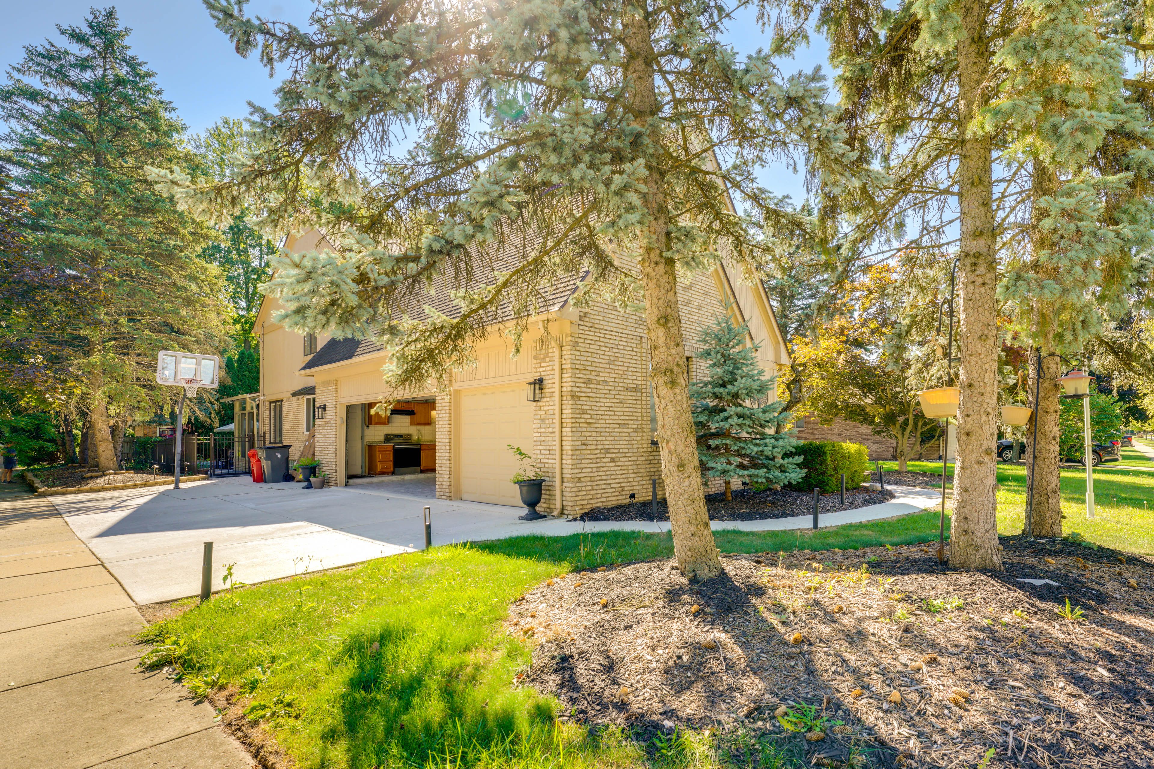 Parking | Driveway (5 Vehicles) | Public Parking Lot