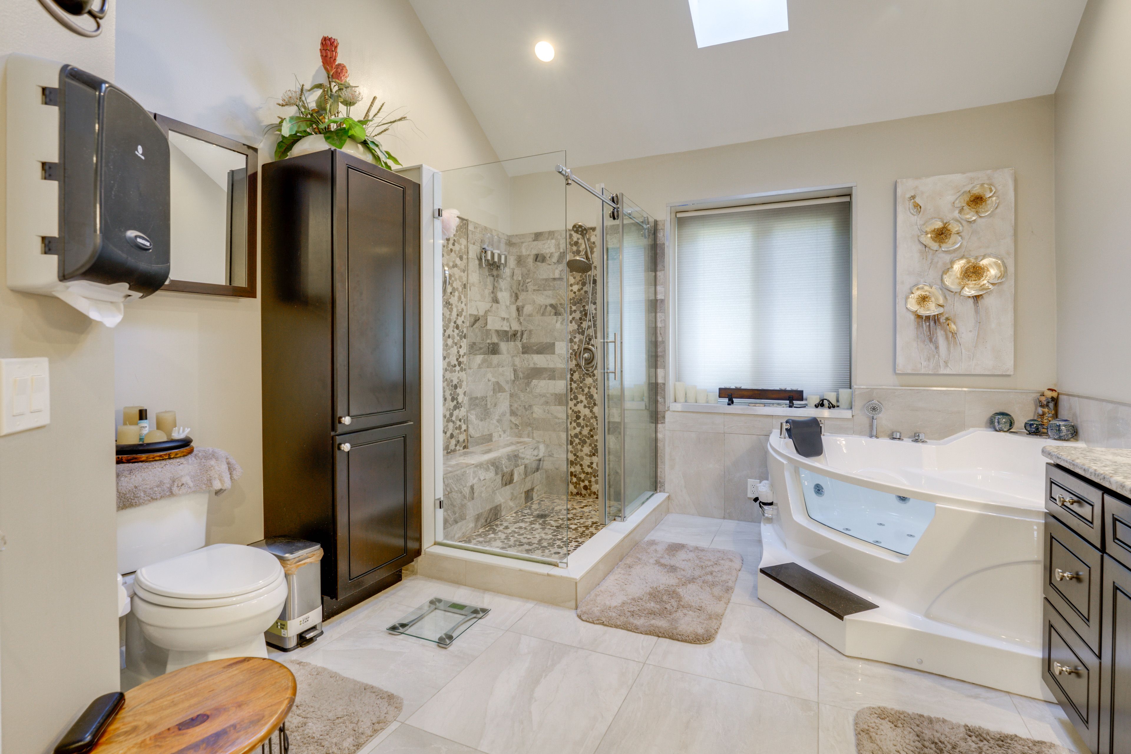 Full Bath | Towels | Main Level