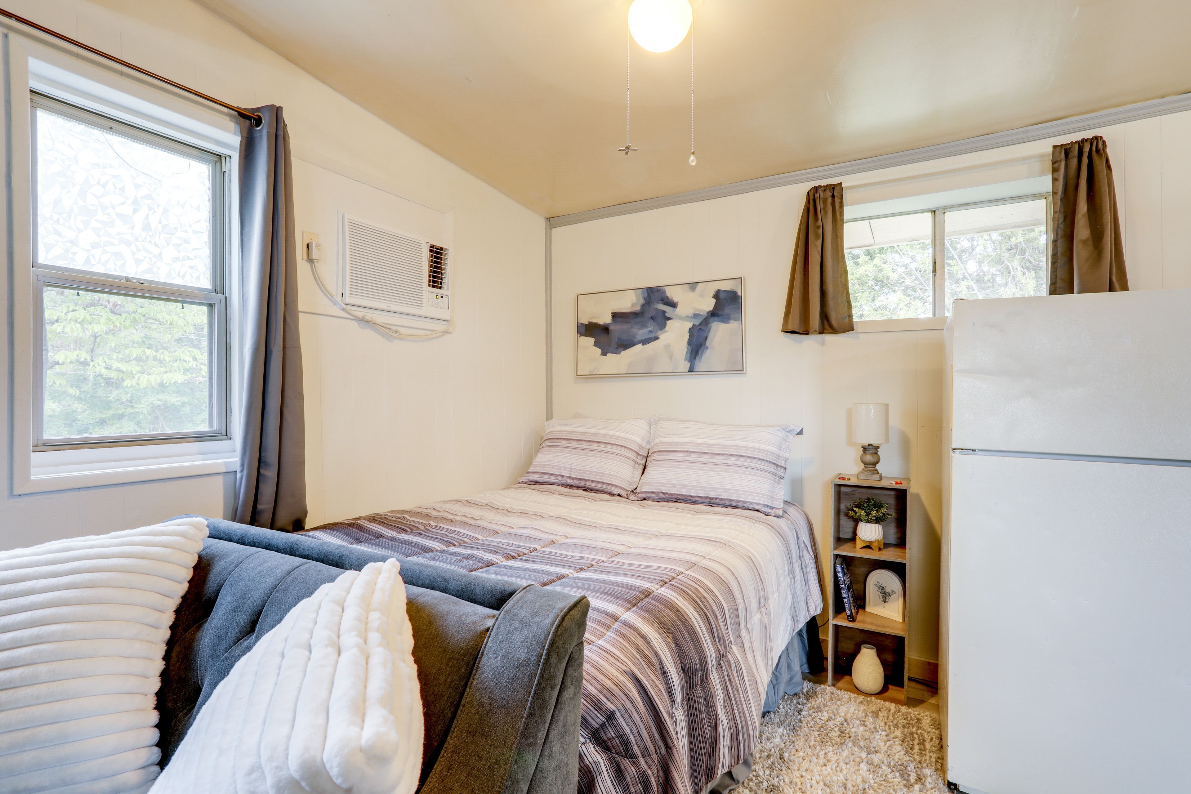 Studio | Queen Bed | Linens Provided