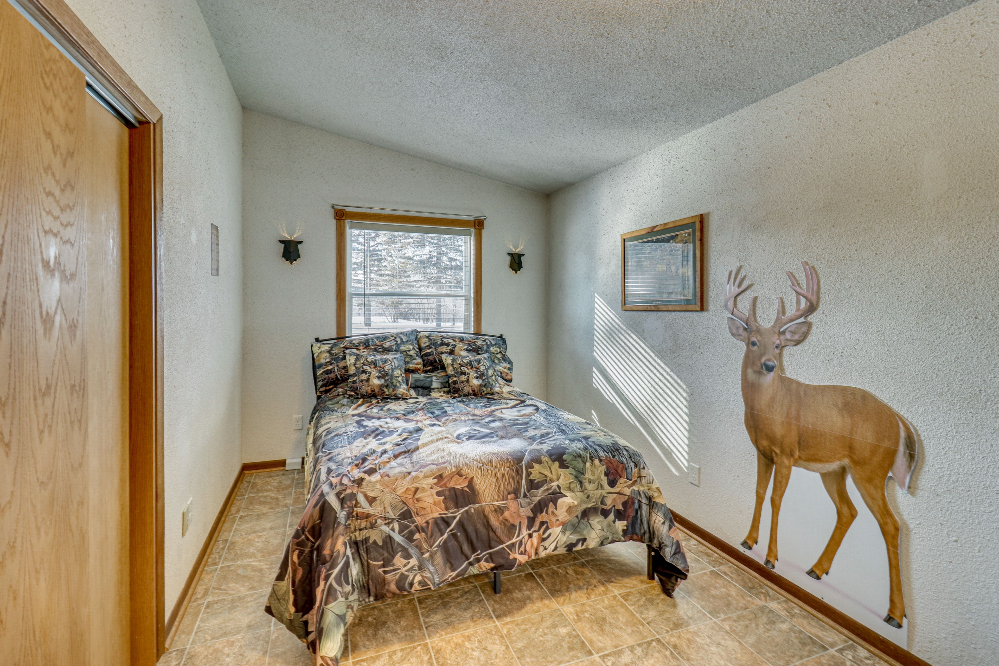 Bedroom 1 | Queen Bed | 1st Floor