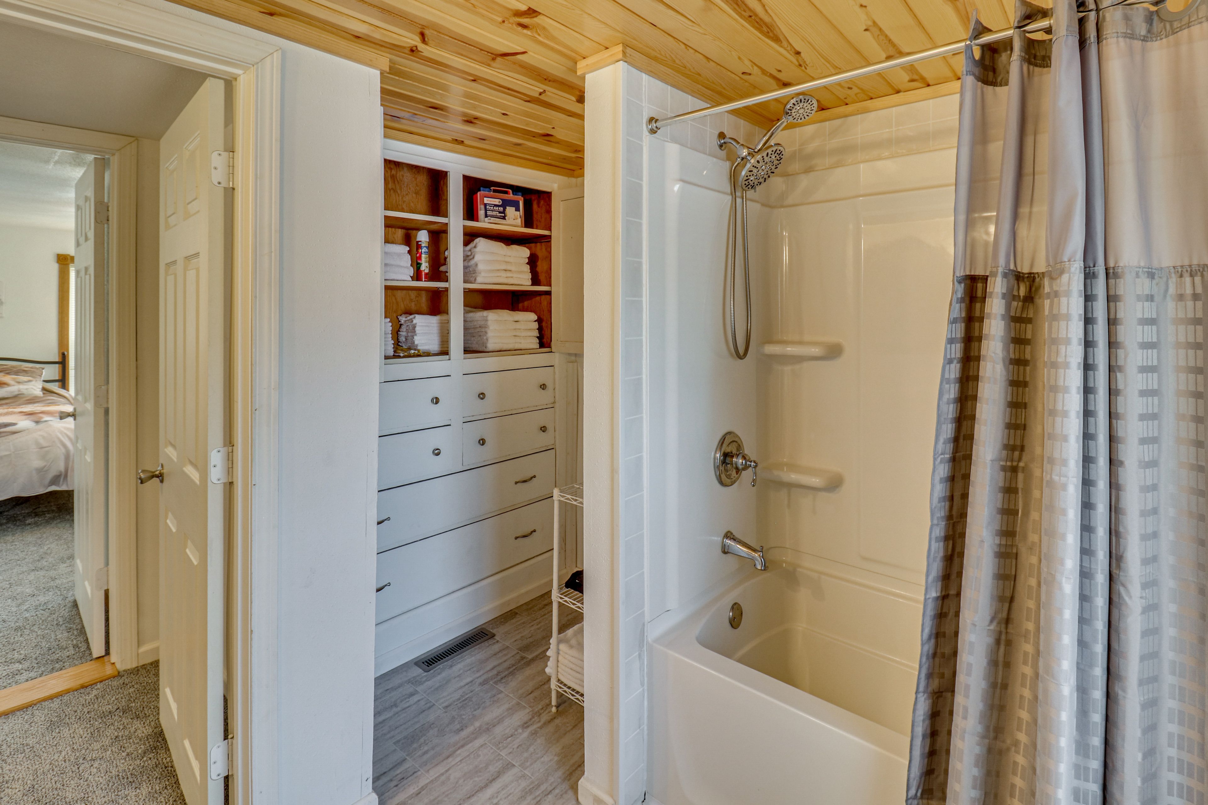 Full Bathroom | 2nd Floor