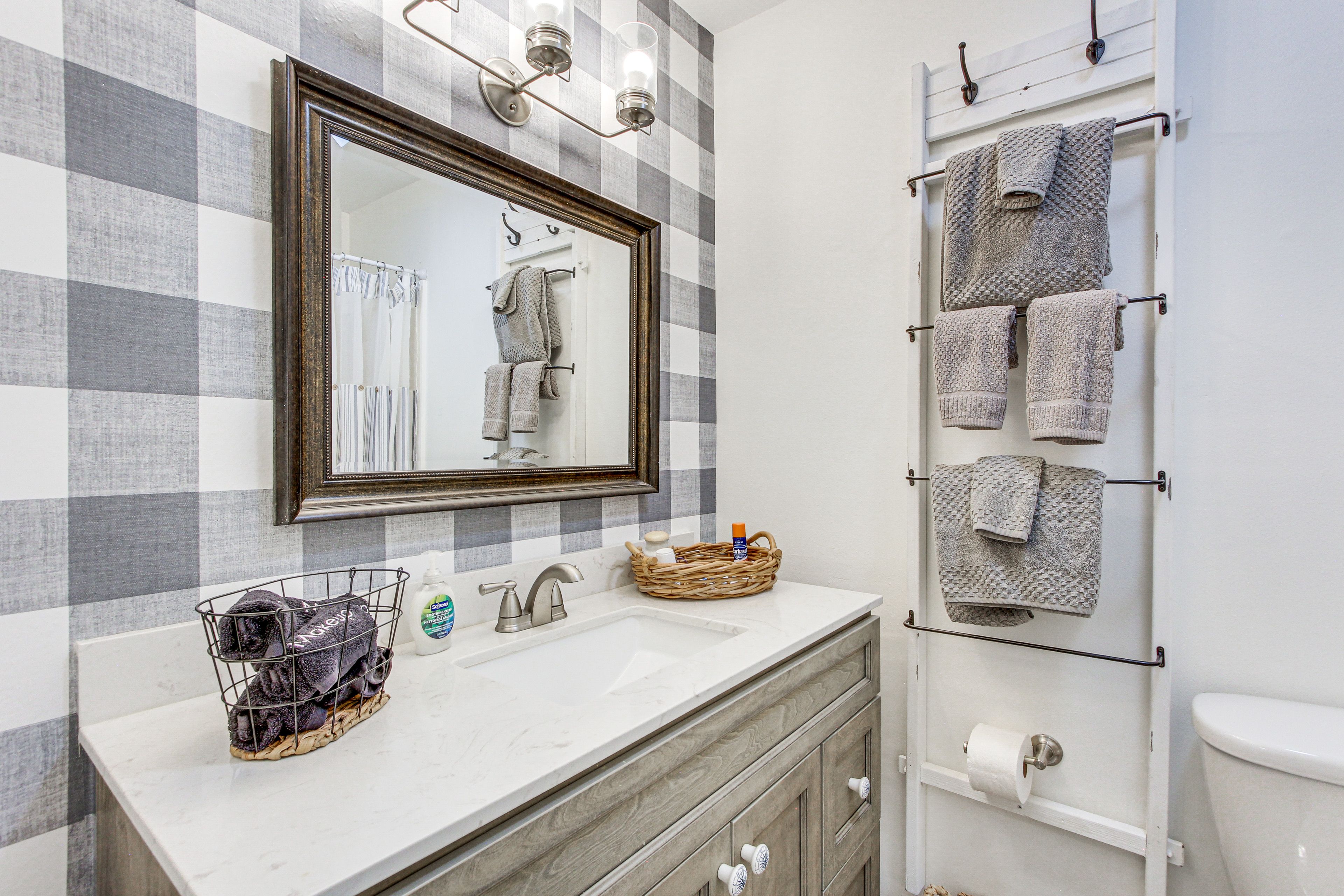 Full Bathroom | Towels Provided | 2nd Floor