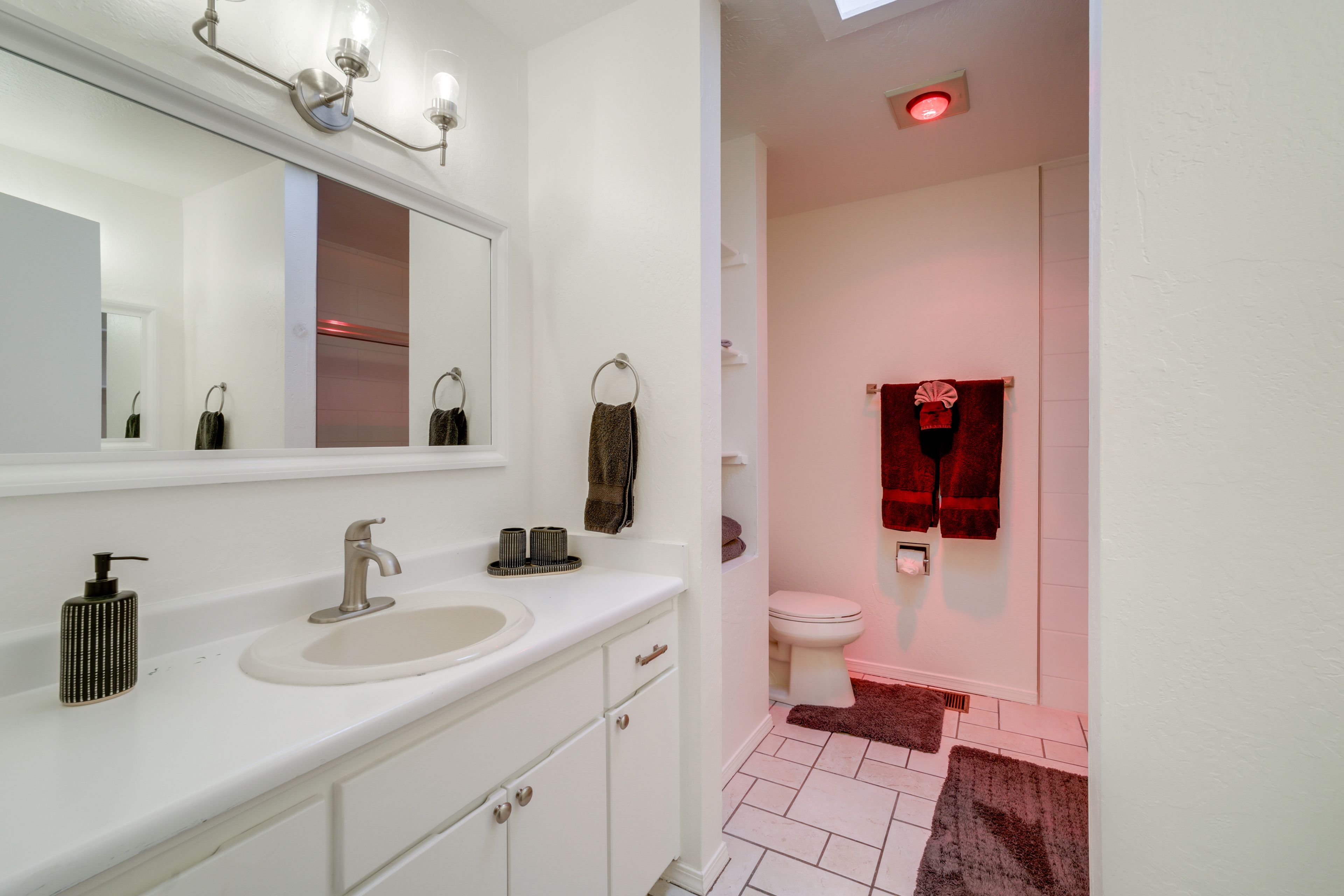 Full Bathroom | Towels Provided