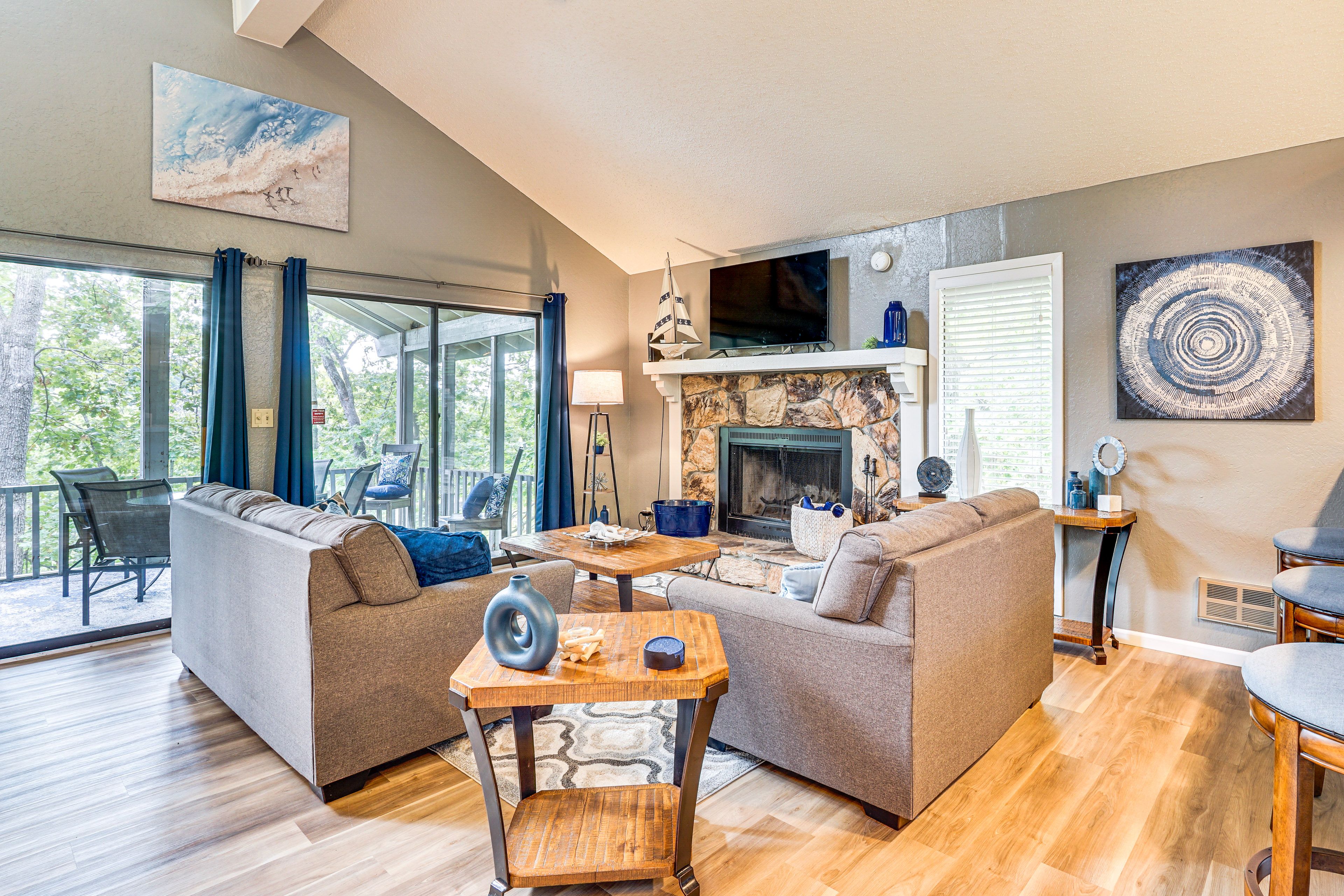 Living Room | Full Sleeper Sofa | Smart TV | Free WiFi | Main Level