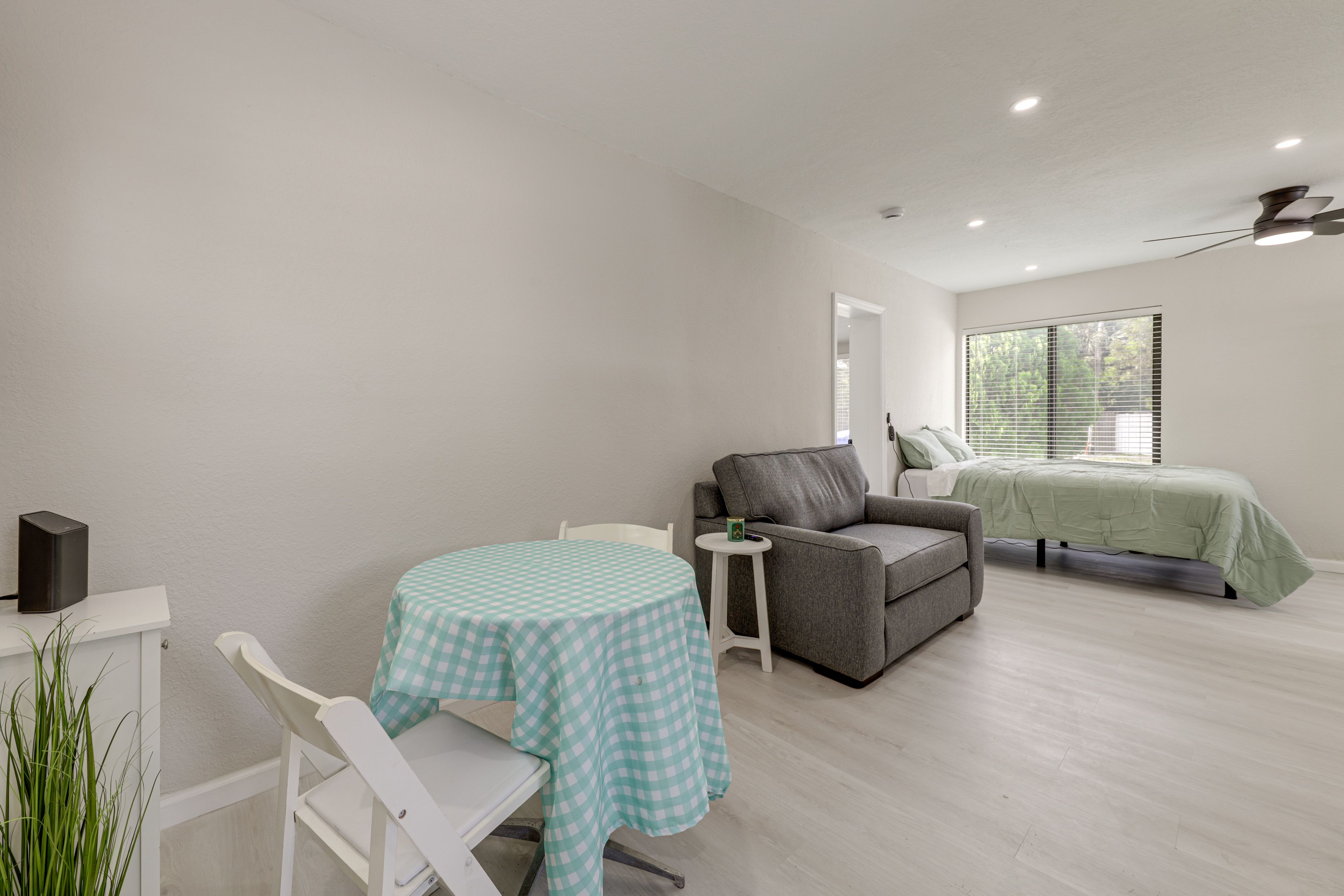 Studio Suite w/ Kitchenette