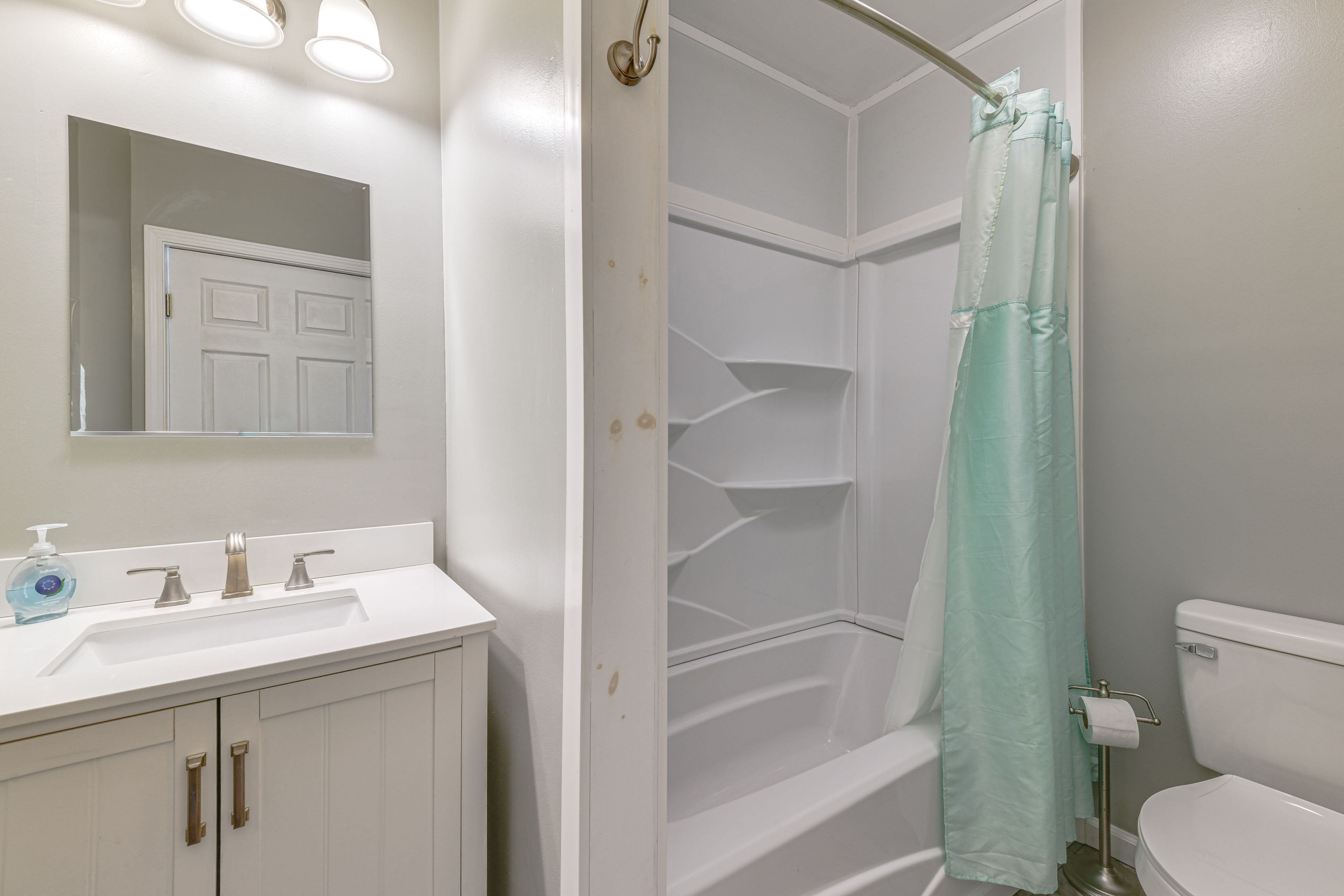 Full Bath | 1st Floor