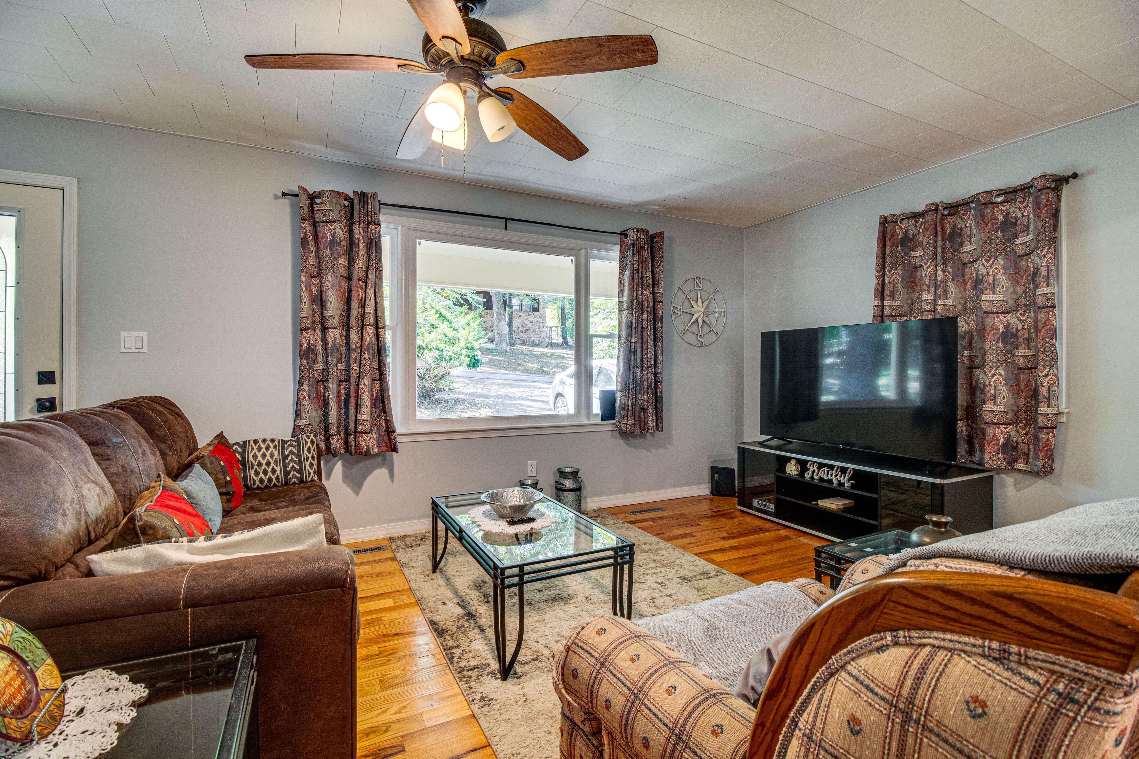 Living Room | Free WiFi | Central A/C & Heating | Smart TV