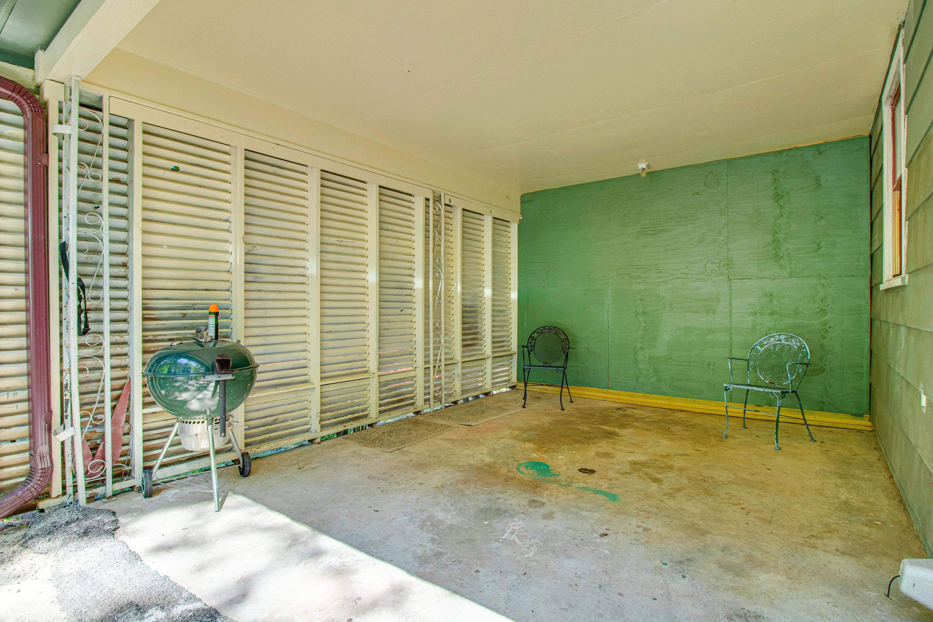 Carport | Charcoal Grill