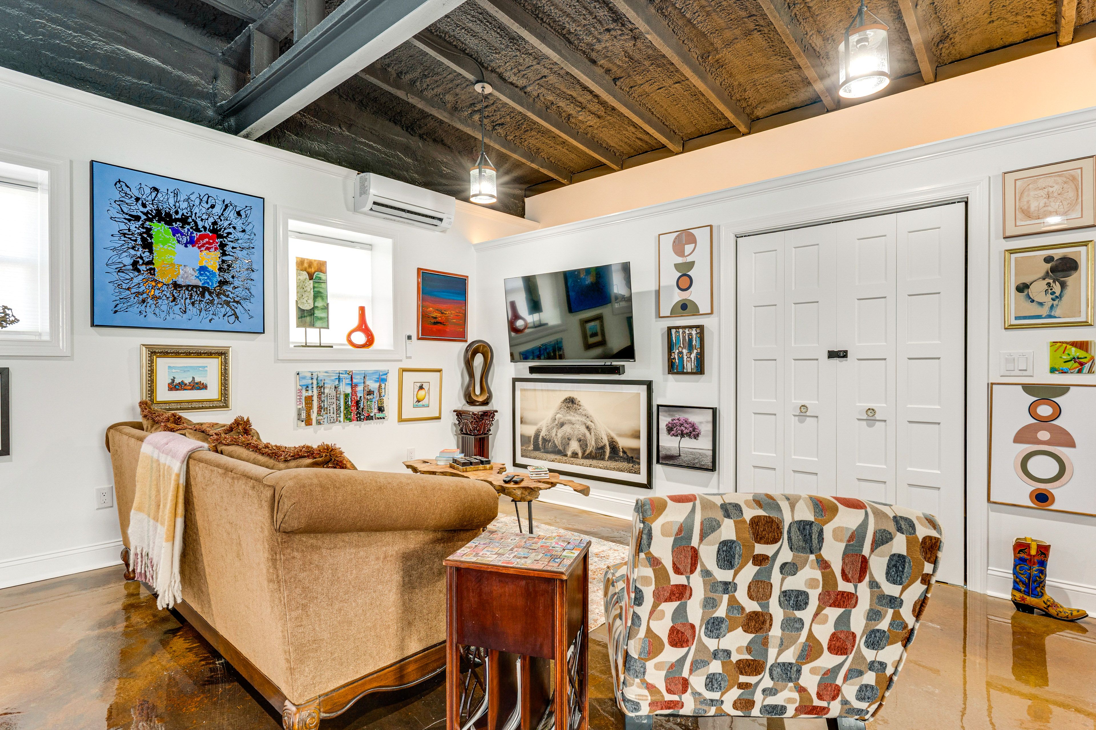 Living Room | Flat-Screen TV | Free WiFi | Central Heat & A/C