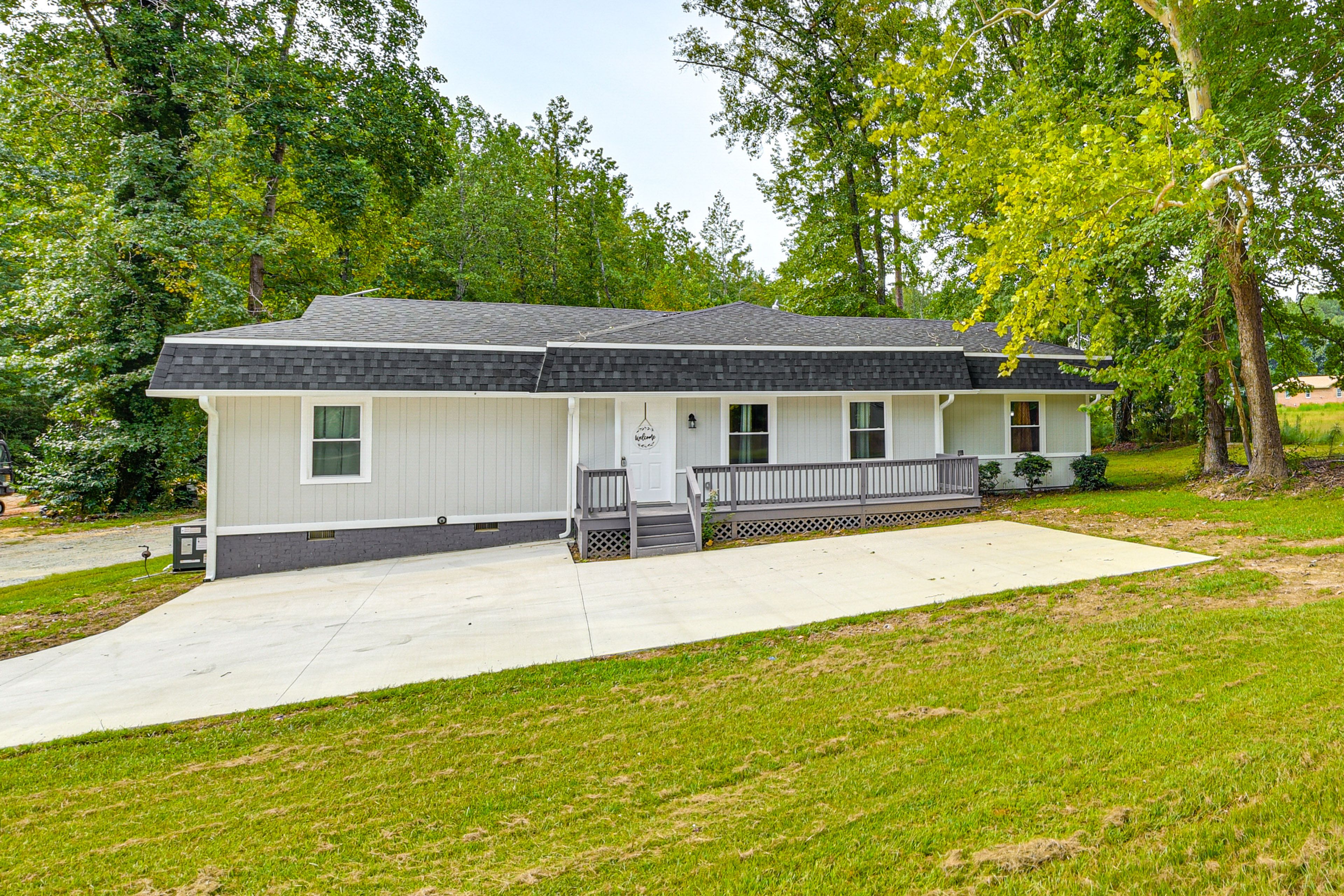 Sanford Vacation Rental | 2BR | 2BA | 1,240 Sq Ft | 4 Steps to Access