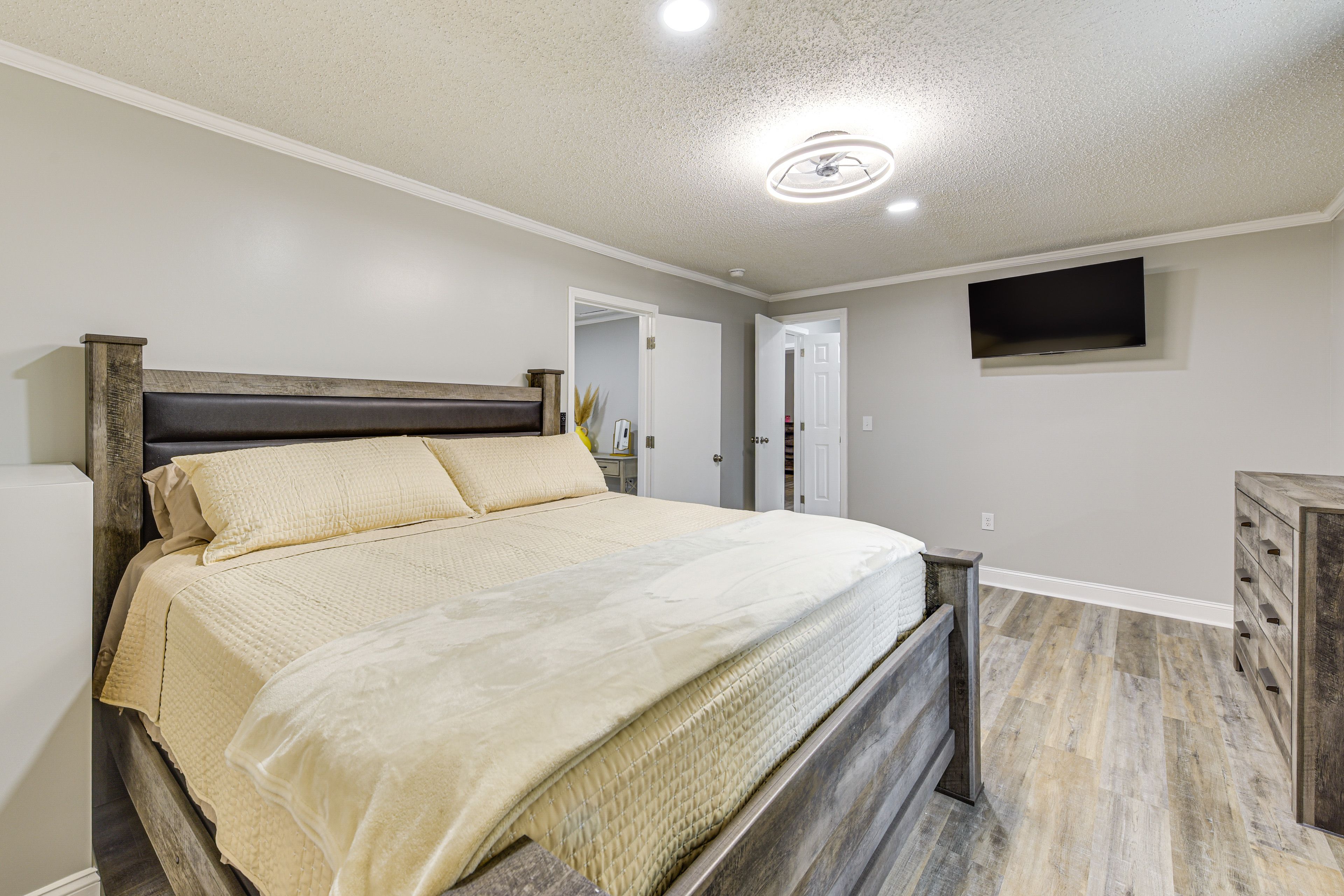 Bedroom 1 | King Bed