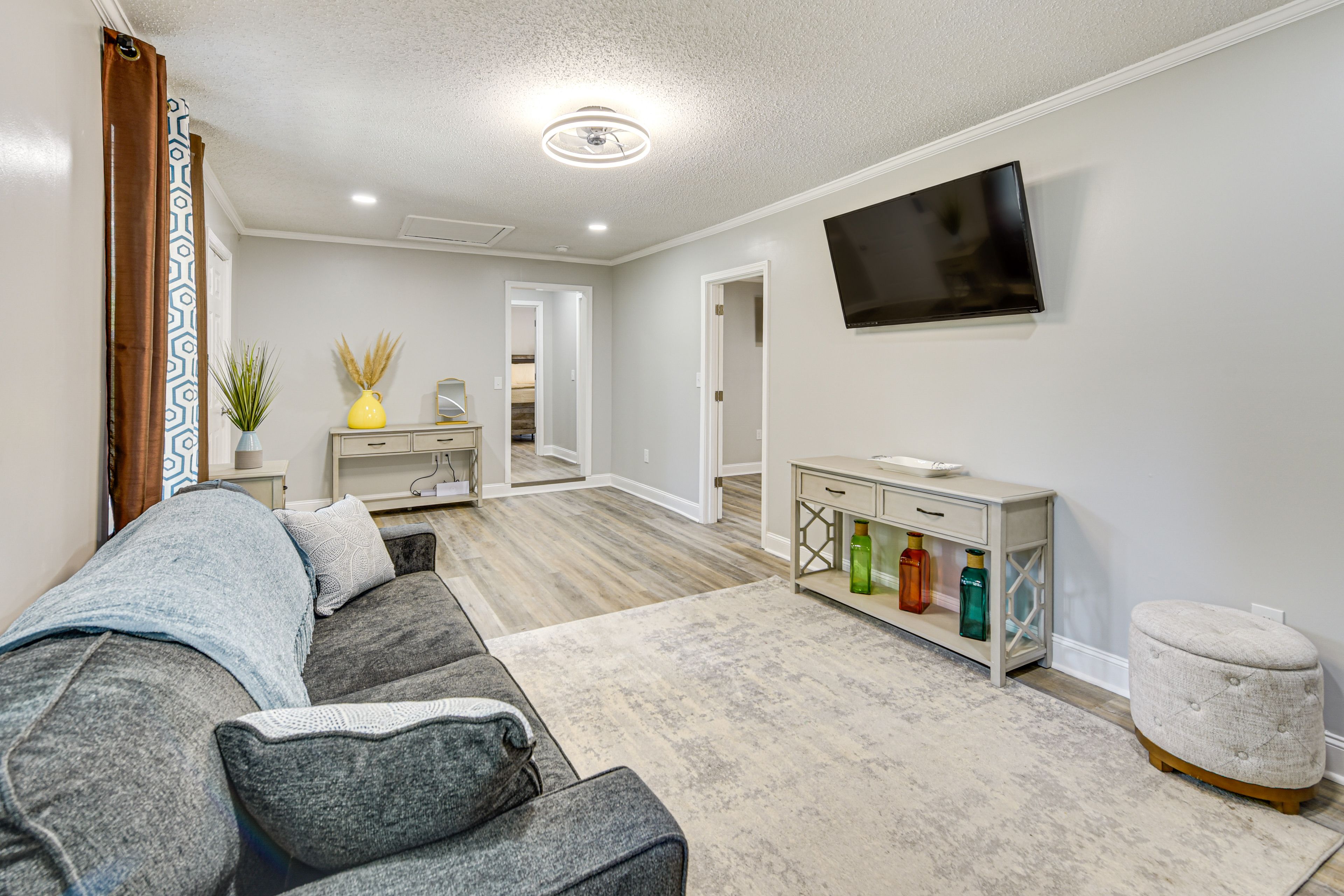 Living Room | Free WiFi | Smart TV | Central A/C | Queen Sleeper Sofa