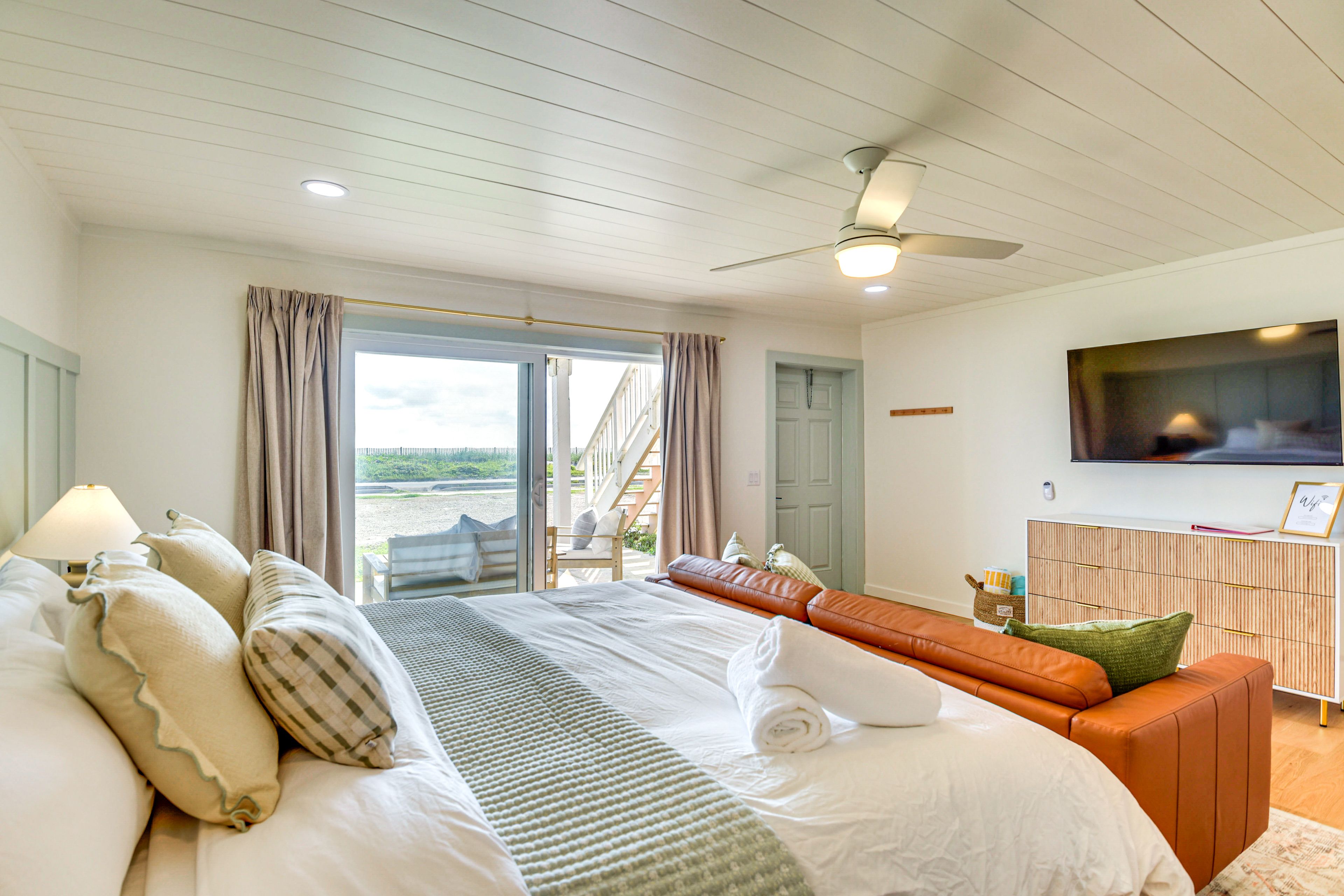 Studio | King Bed | Linens Provided