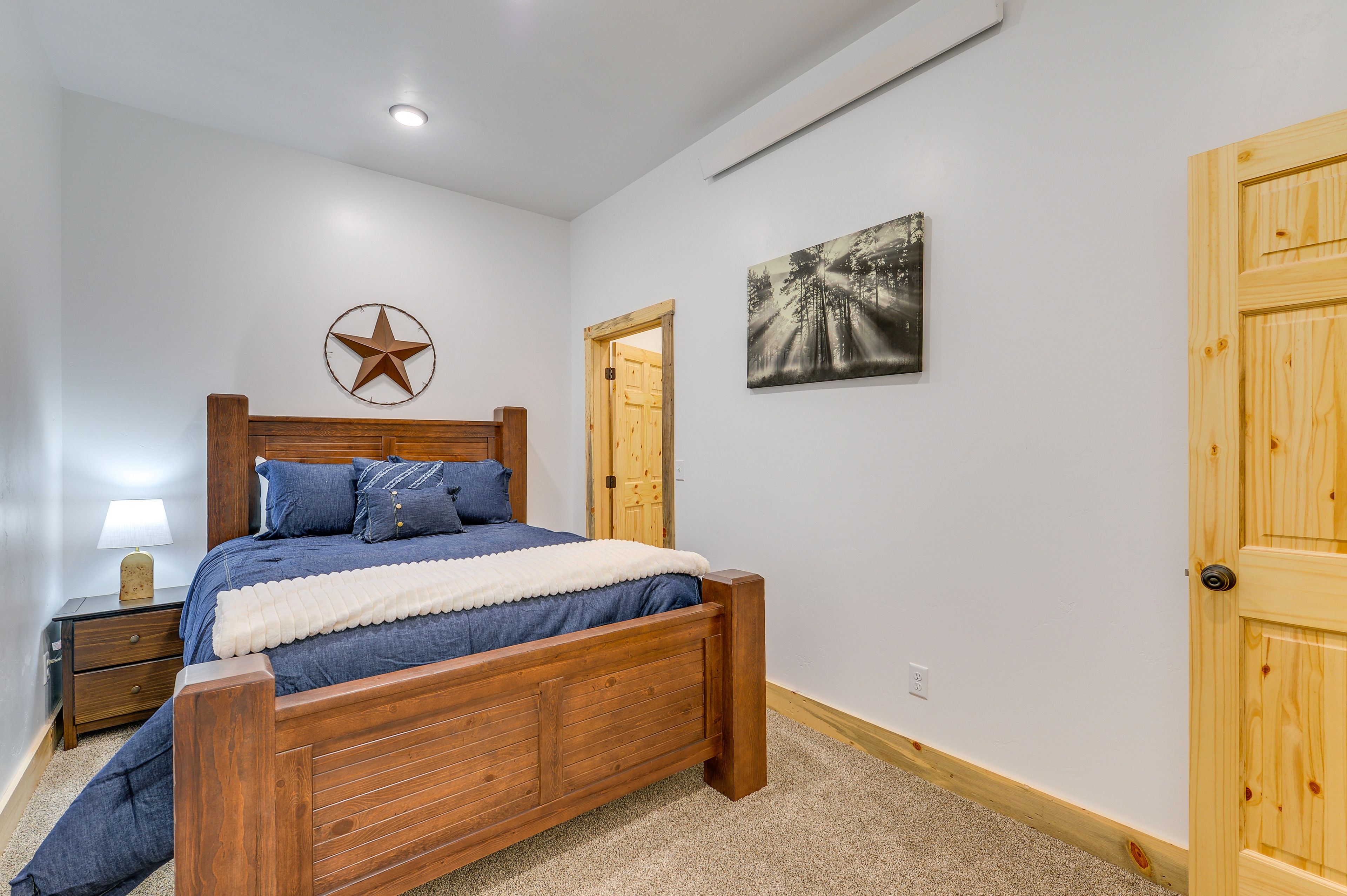 Bonus Room | Queen Bed
