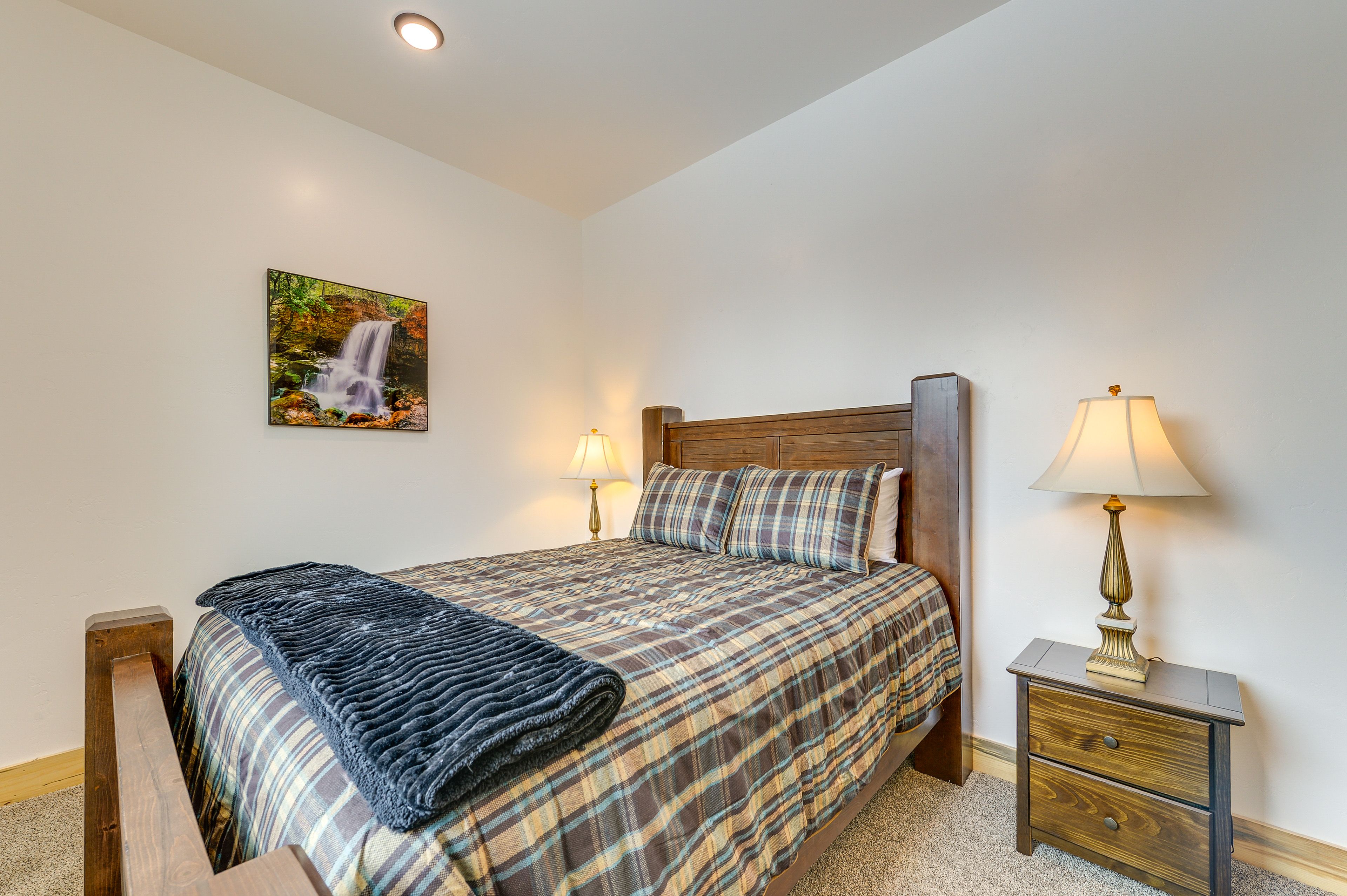 Bedroom 2 | Queen Bed